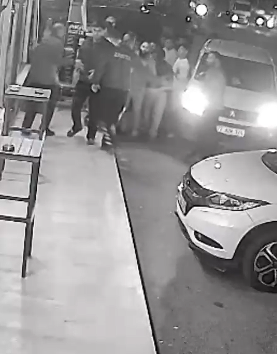 Yalova&rsquo;da 6 kişinin yaralandığı silahlı kavganın g&ouml;r&uuml;nt&uuml;leri ortaya &ccedil;ıktı
