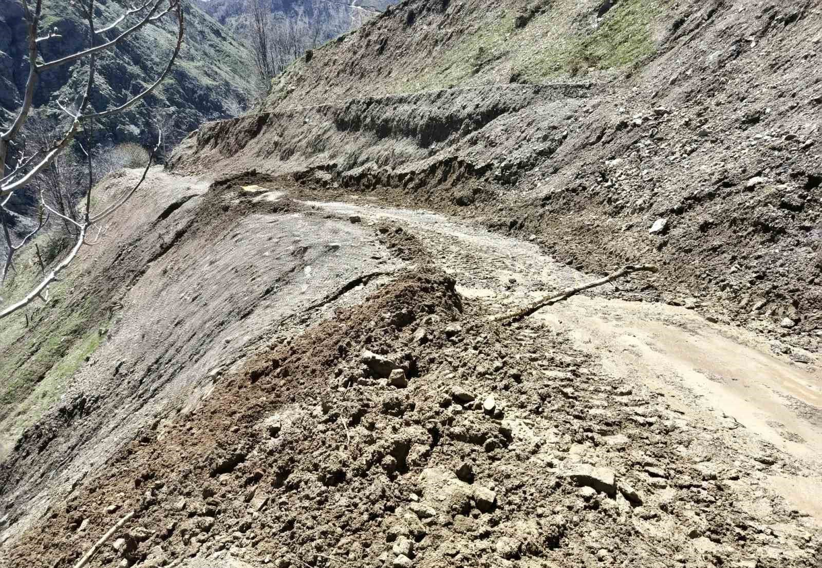 Bing&ouml;l&rsquo;de heyelan sonrası yol a&ccedil;ma &ccedil;alışmaları s&uuml;r&uuml;yor
