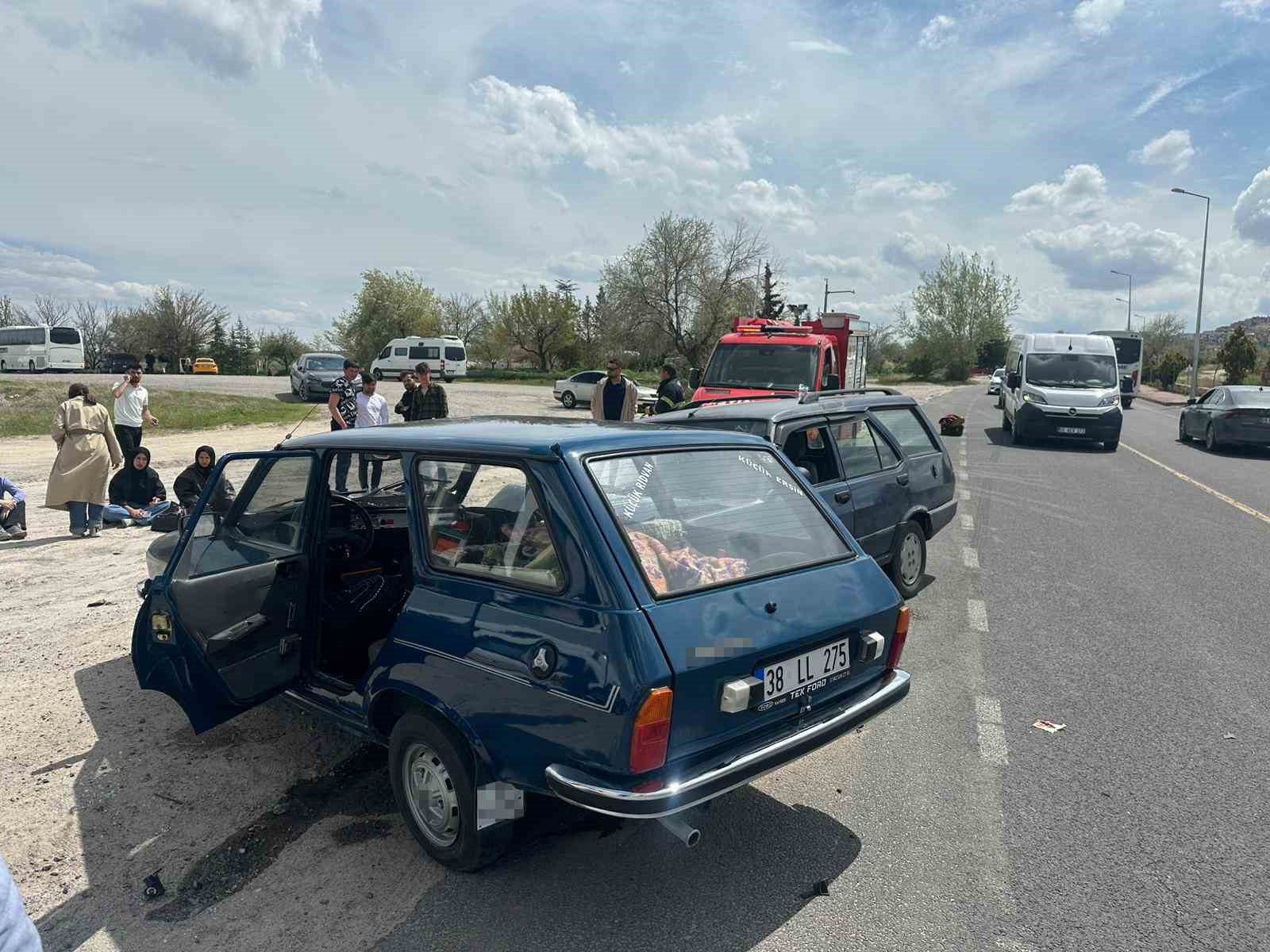 4 kişinin yaralandığı kaza g&uuml;venlik kameralarına yansıdı
