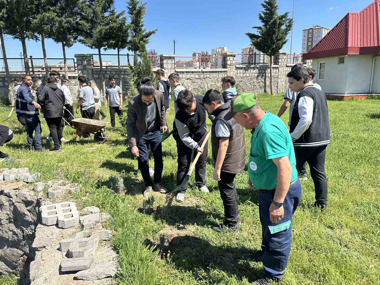 Okul bah&ccedil;esi lavanta ve g&uuml;llerle donatıldı
