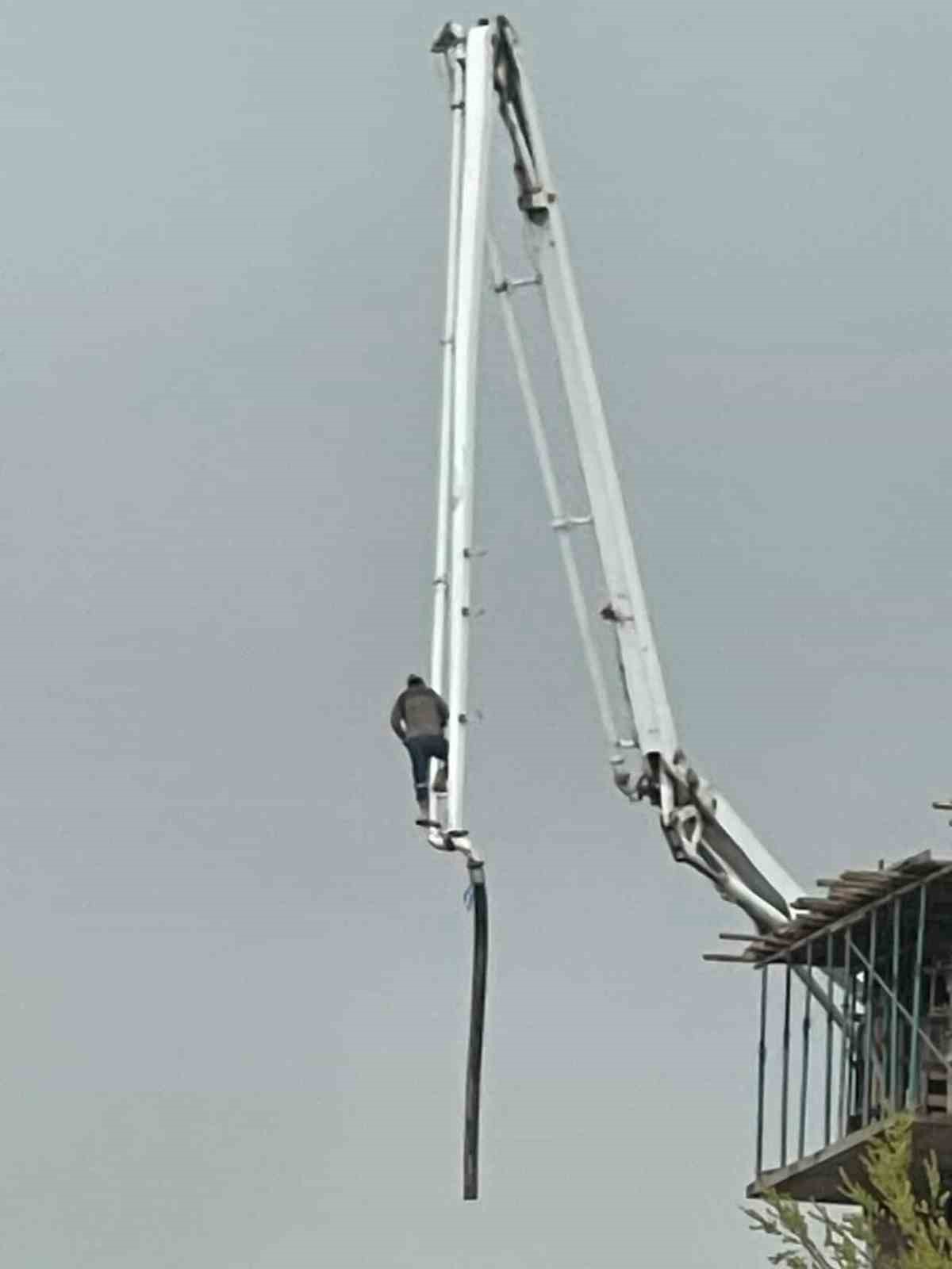 Beton pompasının üzerinde metrelerce yüksekliğe çıkan işçi, canını hiçe saydı