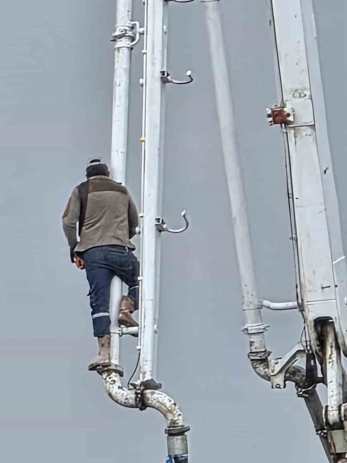 Beton pompasının &uuml;zerinde metrelerce y&uuml;ksekliğe &ccedil;ıkan iş&ccedil;i, canını hi&ccedil;e saydı
