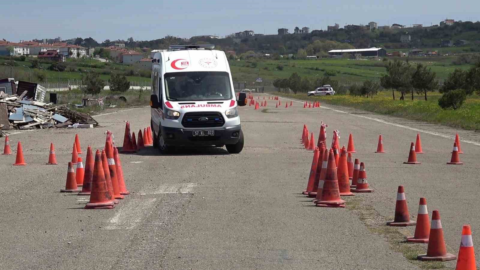 Sinop&rsquo;ta ambulans s&uuml;r&uuml;c&uuml;leri zorlu parkurlarda yeteneklerini sergiledi
