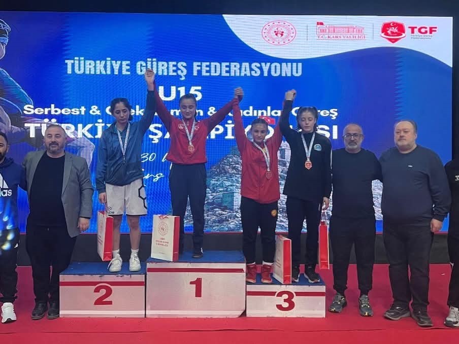 Afyonkarahisar&rsquo;lı sporcular Kars&rsquo;taki g&uuml;reş şampiyonasından madalyalarla d&ouml;nd&uuml;
