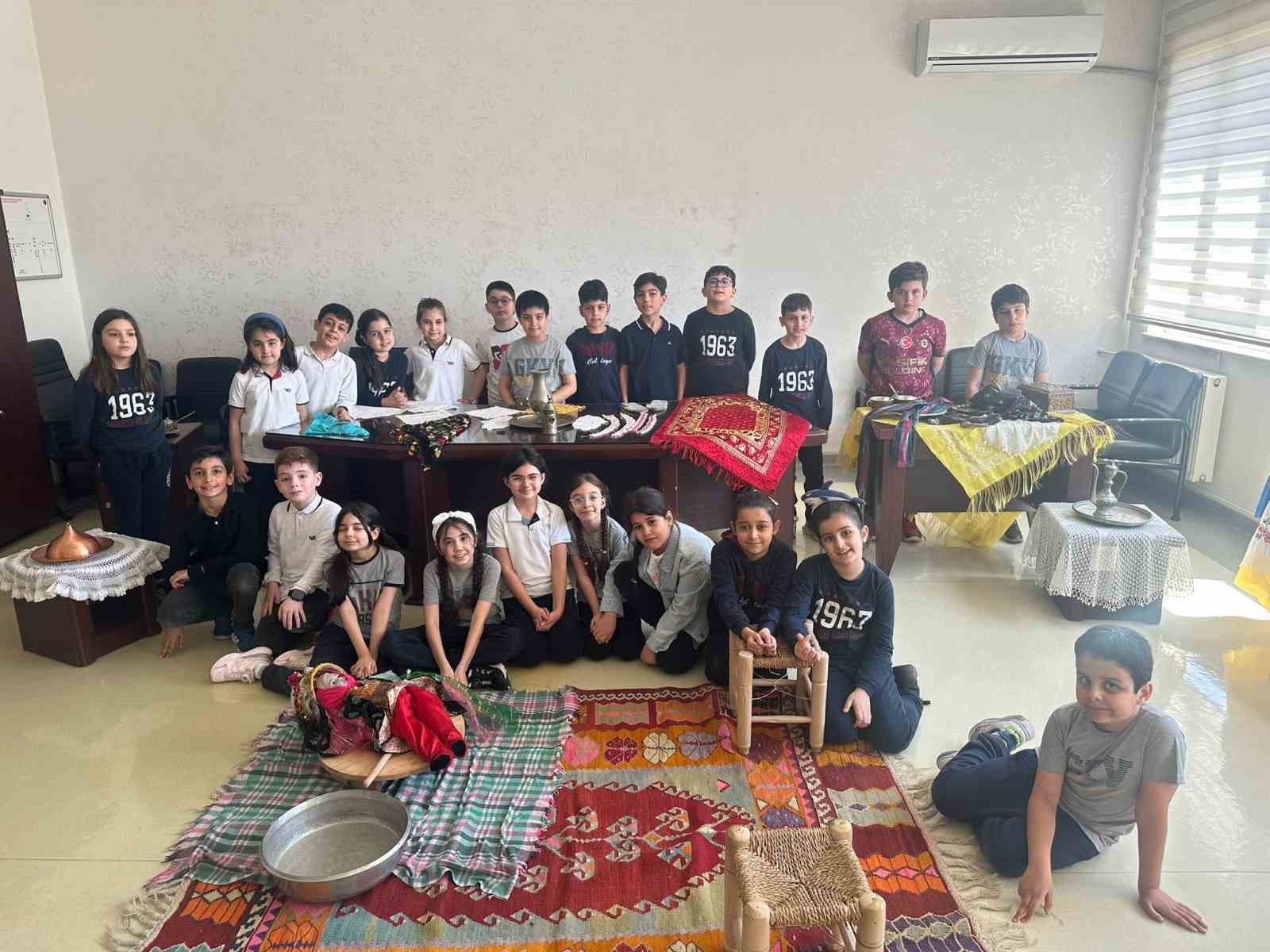 GKV’li öğrencilerden zamanda yolculuk sergisi