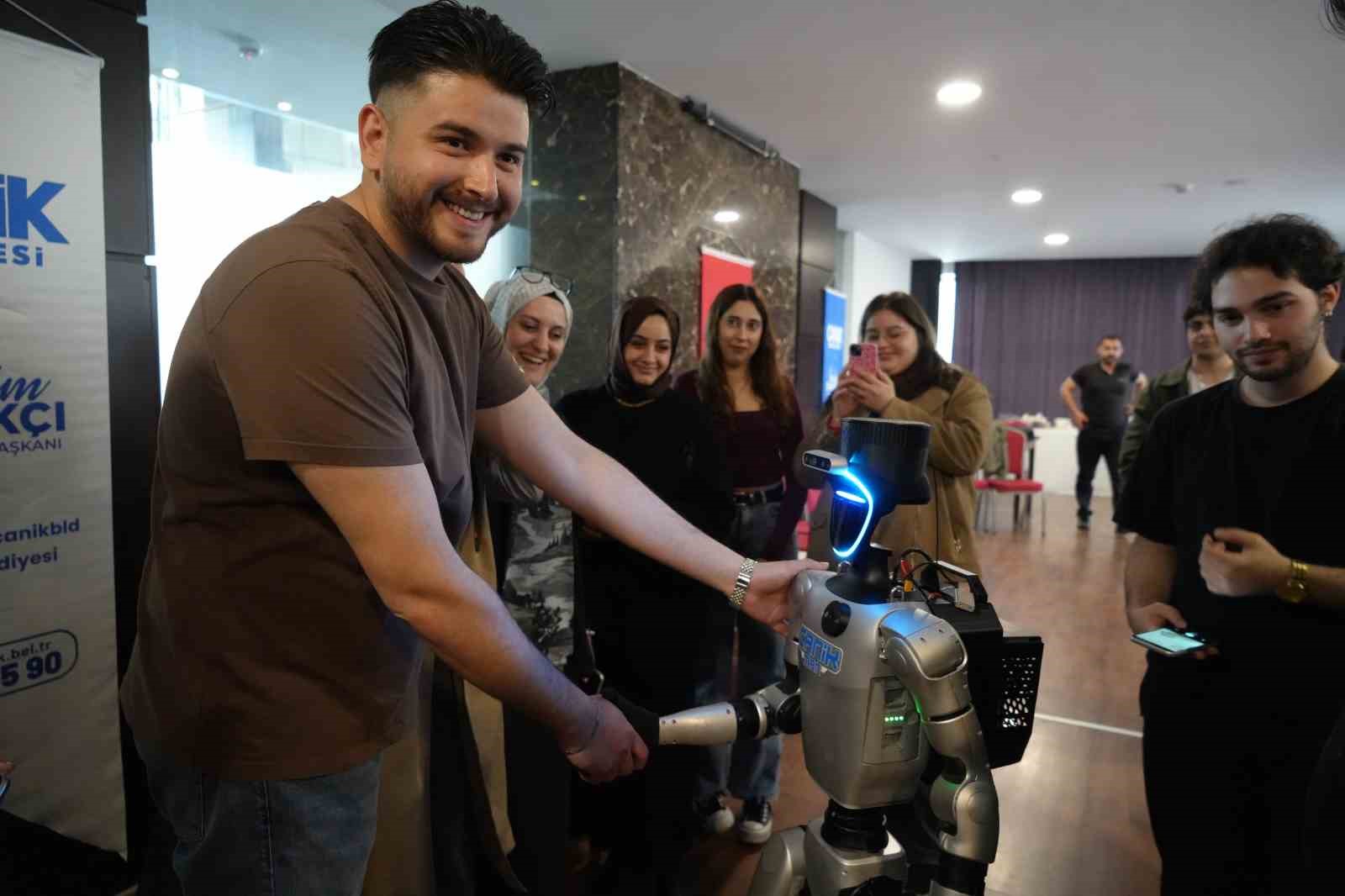 T&uuml;rkiye&rsquo;nin n&uuml;fusa kaydedilen ilk robotu gen&ccedil;lerle buluştu: CV ve girişimcilik dersi
