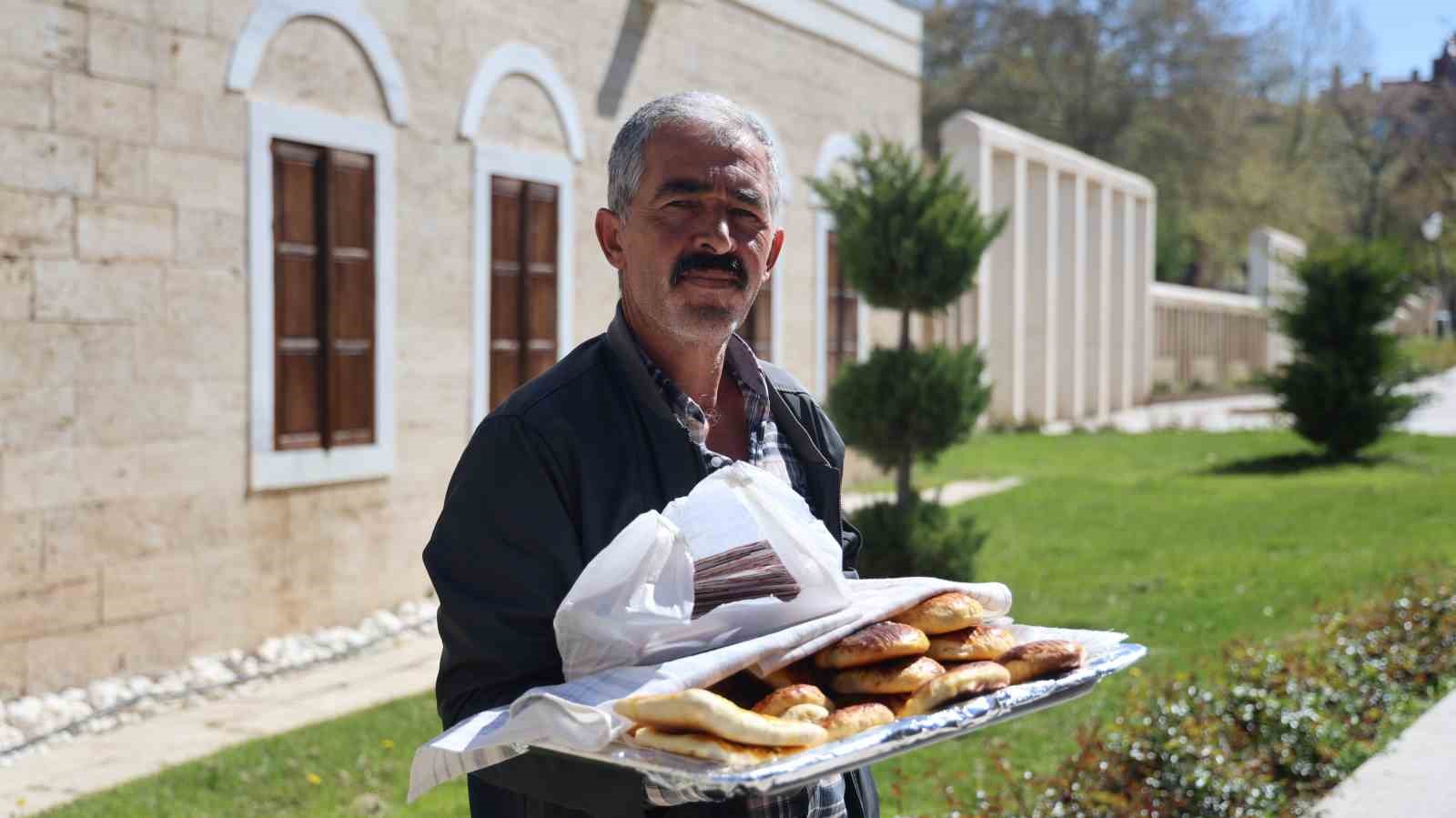 Emekli baba, ev yapımı poğaça satarak çocuğunun tedavisine destek oluyor