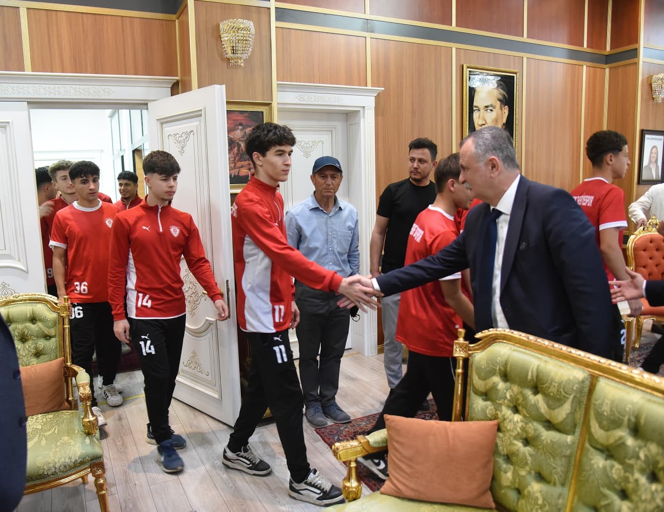 Gen&ccedil; kramponlara Başkan Balaban&rsquo;dan destek
