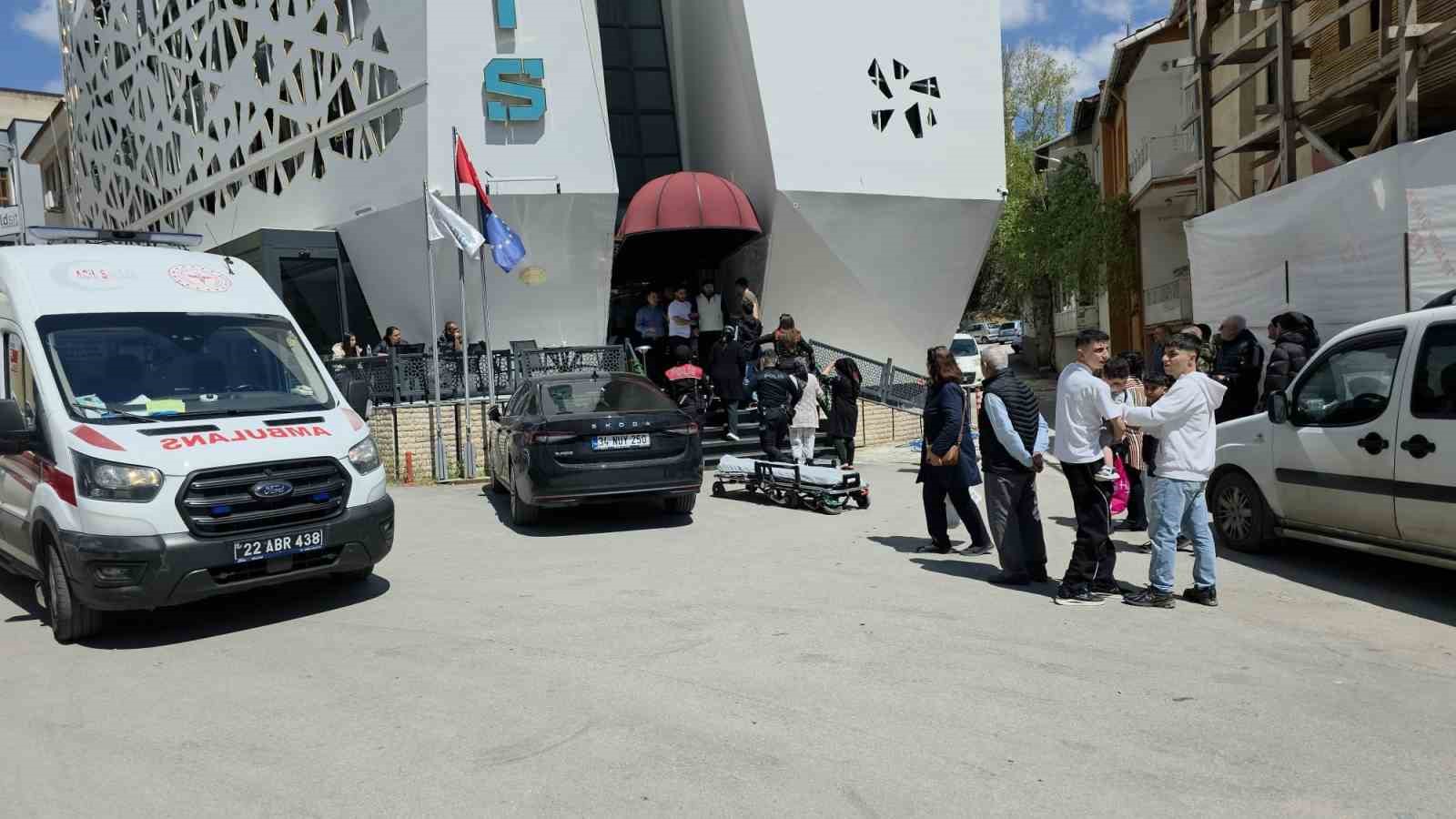 Edirne&rsquo;de iki grup arasında bı&ccedil;aklı kavga: 3 yaralı
