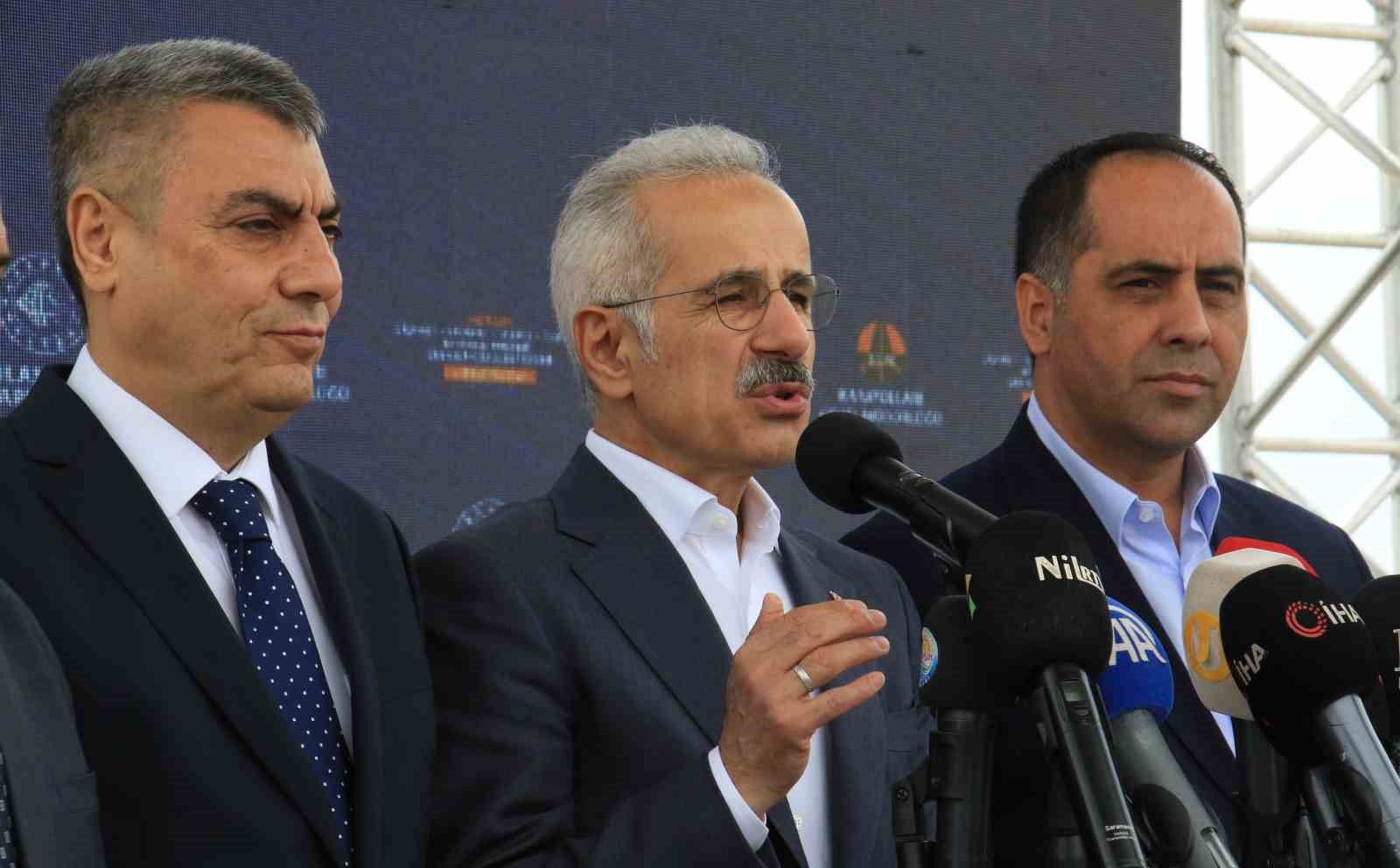 Bakan Uraloğlu duyurdu:"Çeşmeli-Kızkalesi Otoyolunda ilk kısım temmuz ayında açılacak"
