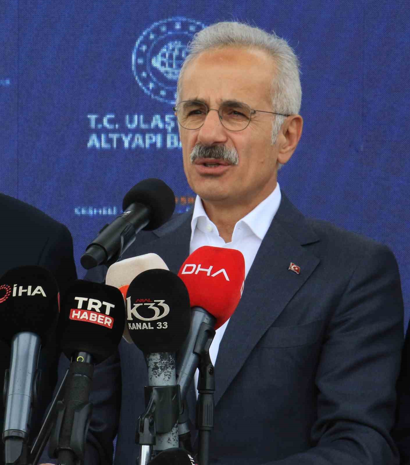 Bakan Uraloğlu duyurdu:"&Ccedil;eşmeli-Kızkalesi Otoyolunda ilk kısım temmuz ayında a&ccedil;ılacak"
