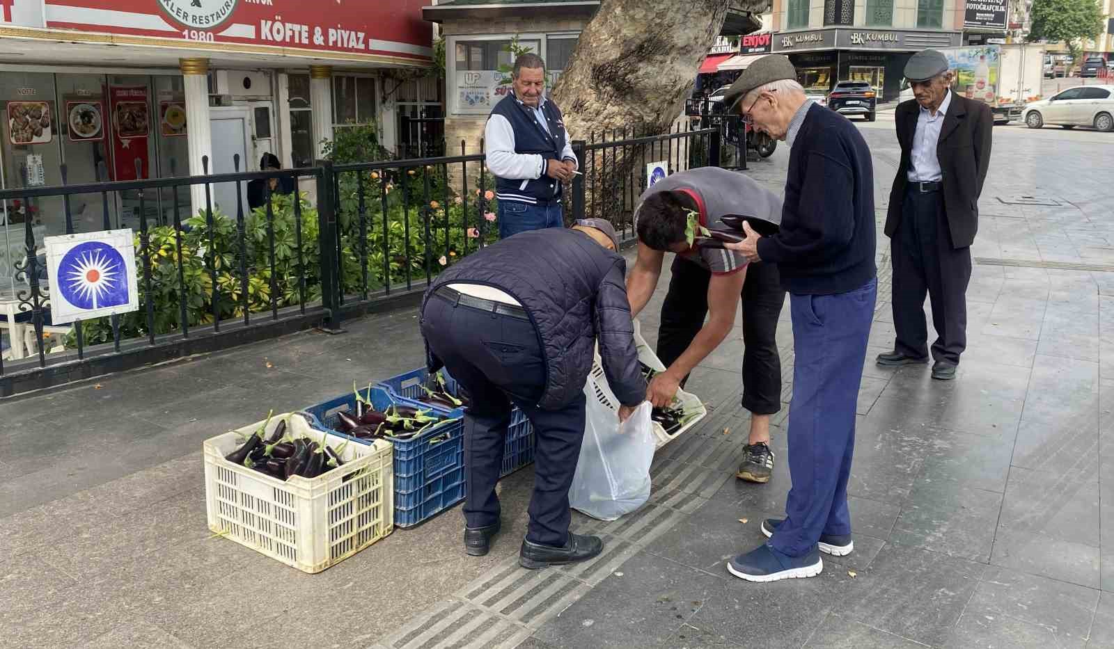 &Uuml;rettiği patlıcanlar maliyetini kurtarmayınca serasının kapılarını vatandaşlara a&ccedil;tı

