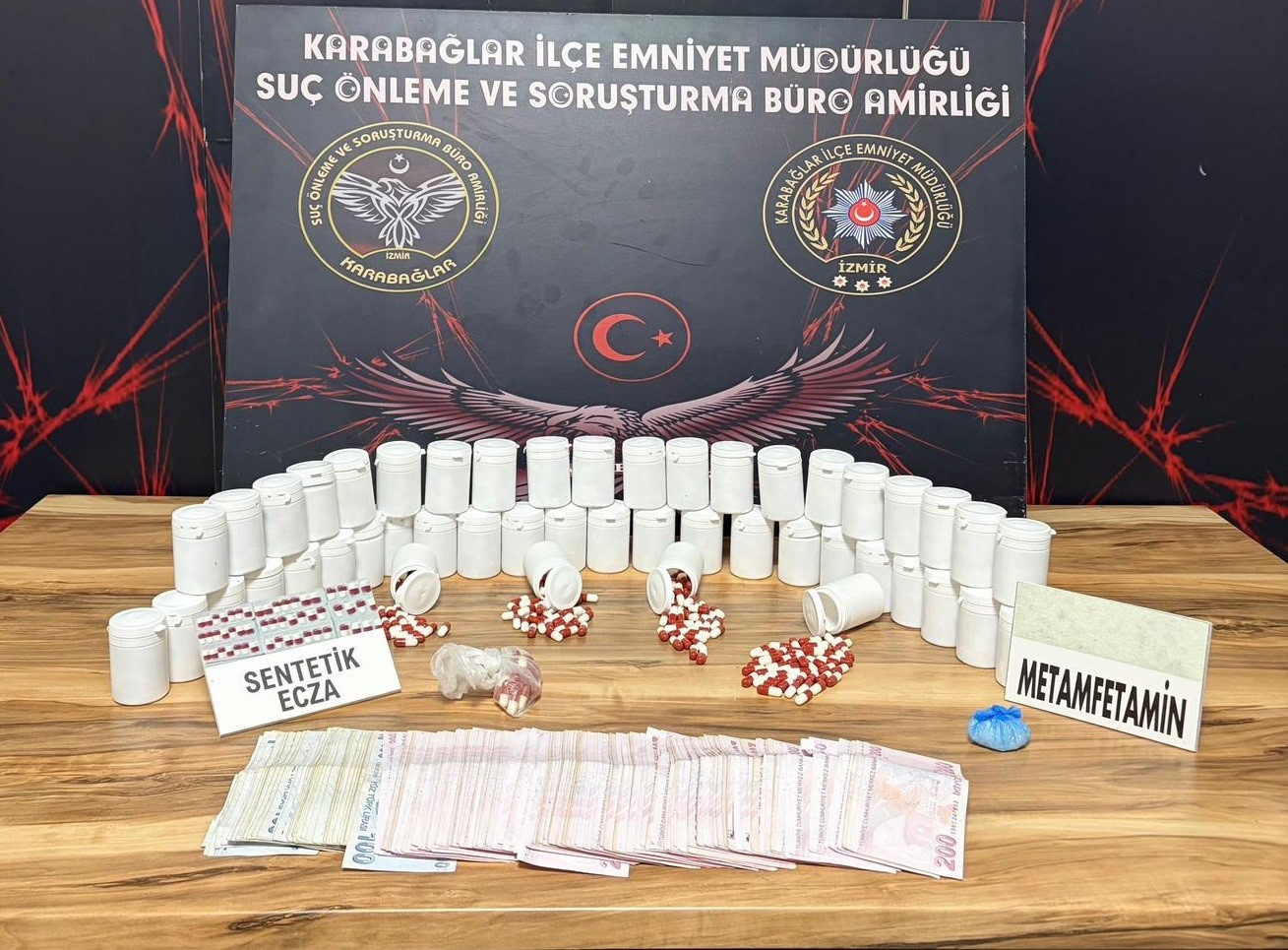 İzmir’de binlerce uyuşturucu hap ele geçirildi