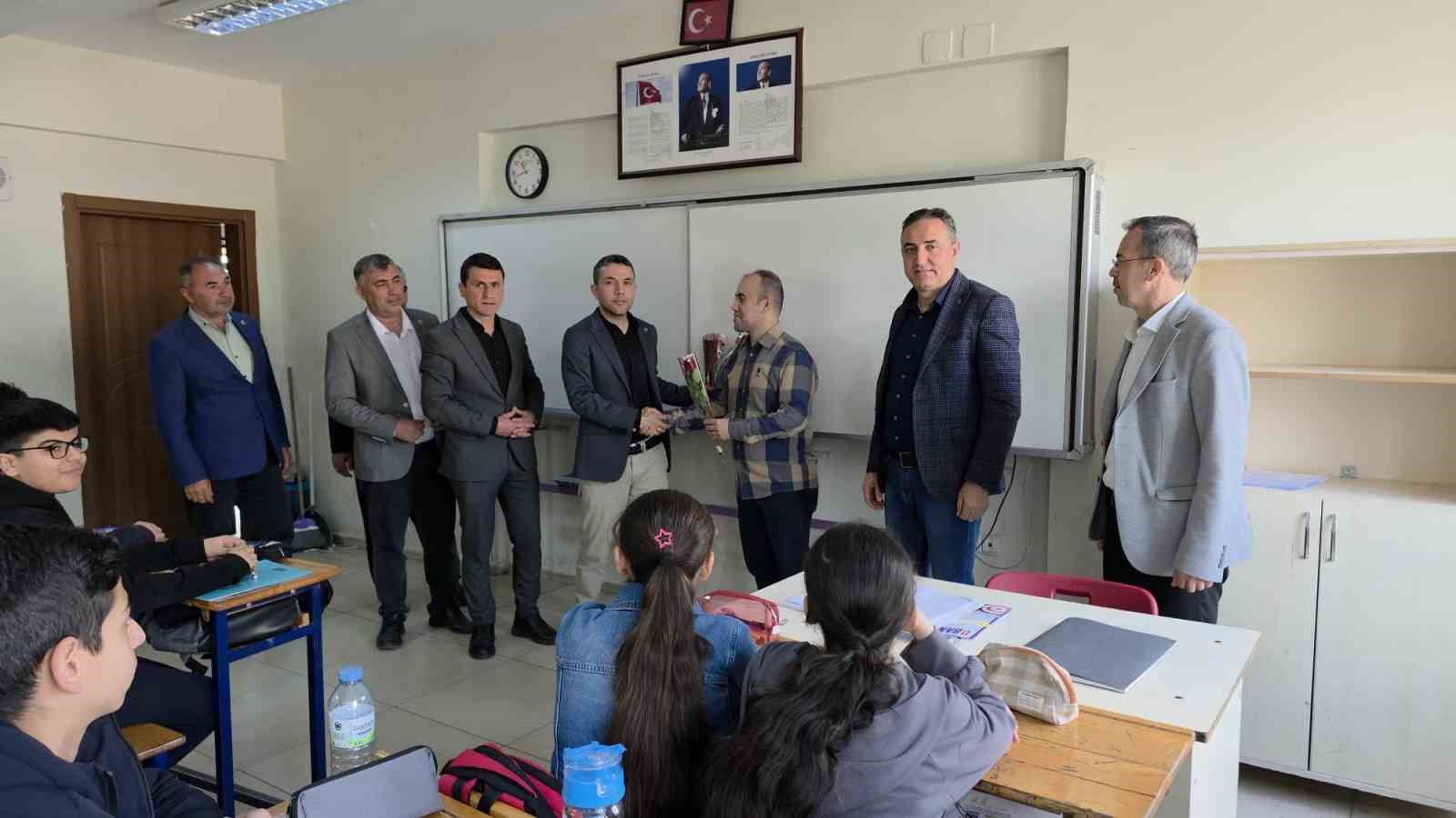 Hassalı muhtarlardan &ouml;ğretmenlere &ccedil;i&ccedil;ekli teşekk&uuml;r
