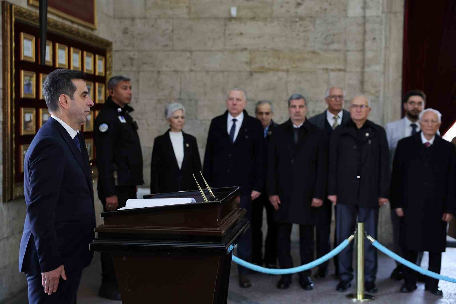 Fenerbah&ccedil;e Divan Kurulu, kul&uuml;b&uuml;n kuruluşunun 119. yılında Anıtkabir&rsquo;i ziyaret etti
