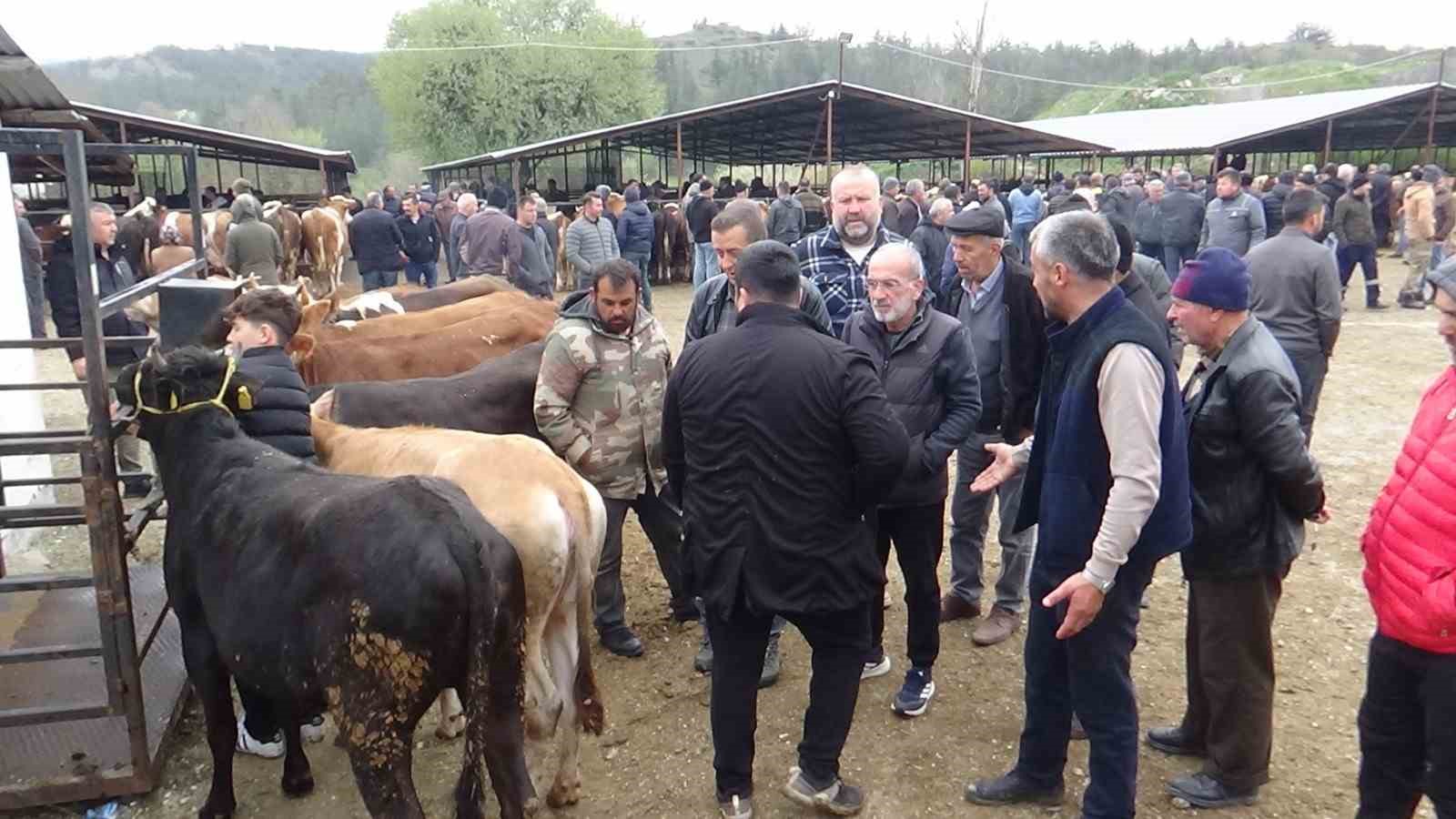 Hayvan pazarının en k&uuml;&ccedil;&uuml;k celep&ccedil;isi kurbanlık satıyor
