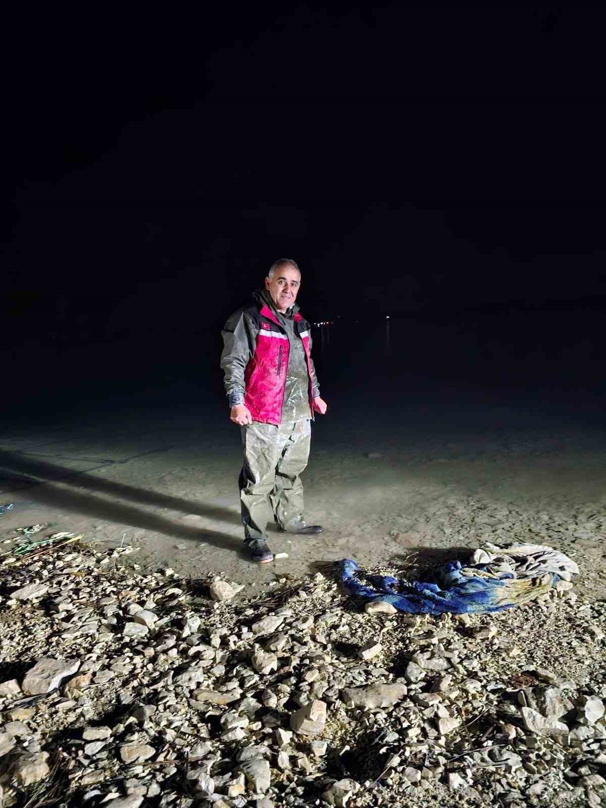 Şanlıurfa&rsquo;da ka&ccedil;ak avcıların yakaladığı balıklar g&ouml;le bırakıldı
