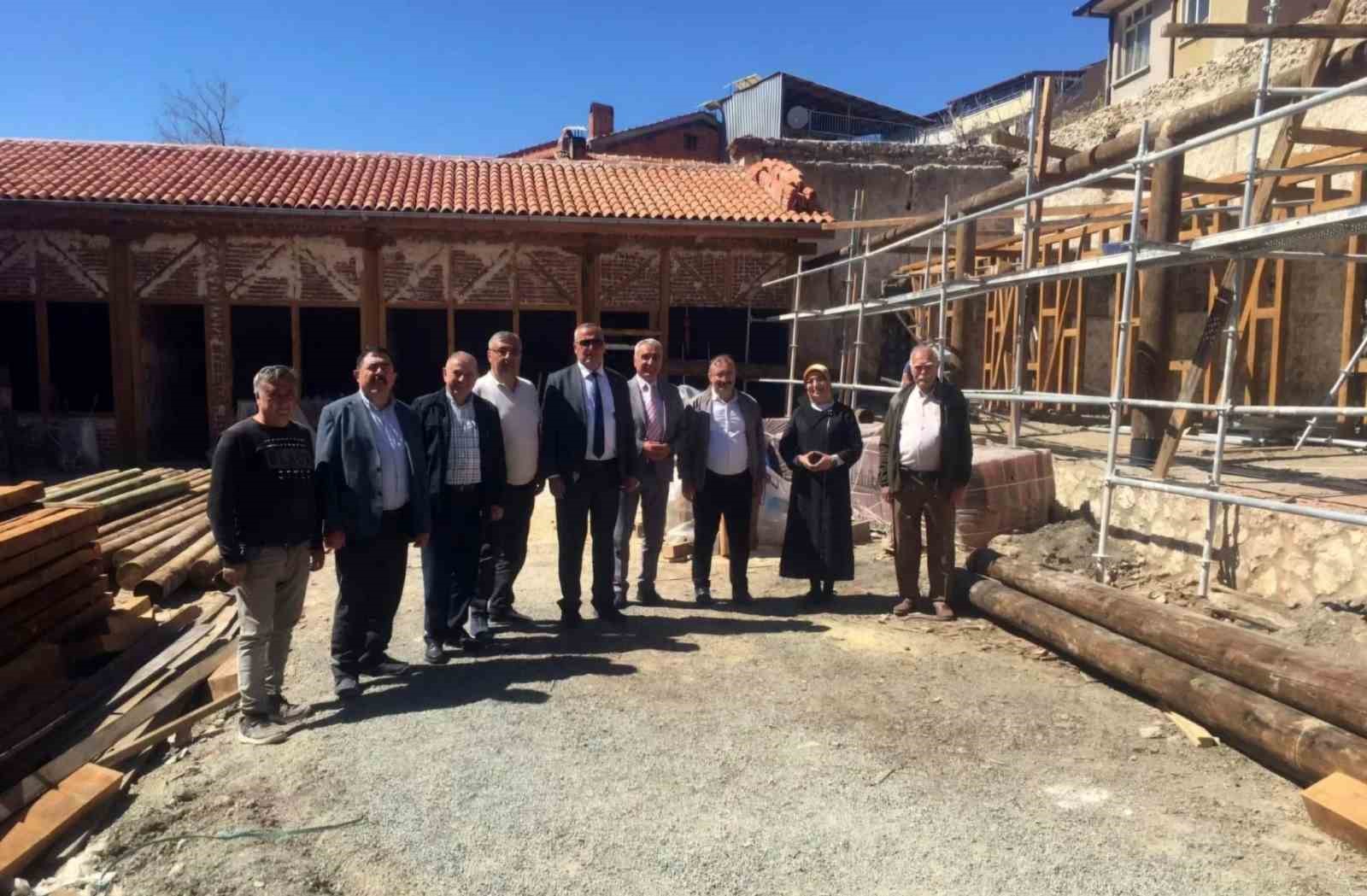 Tarihi Emet Hanı&rsquo;nda restorasyon &ccedil;alışmaları s&uuml;r&uuml;yor
