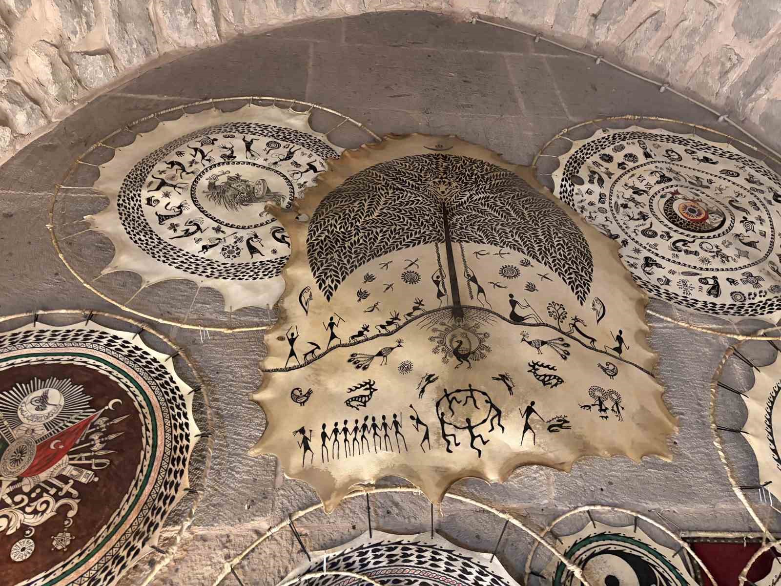 Yarım asırdır T&uuml;rk k&uuml;lt&uuml;r&uuml;n&uuml; deri ve taşa işliyor

