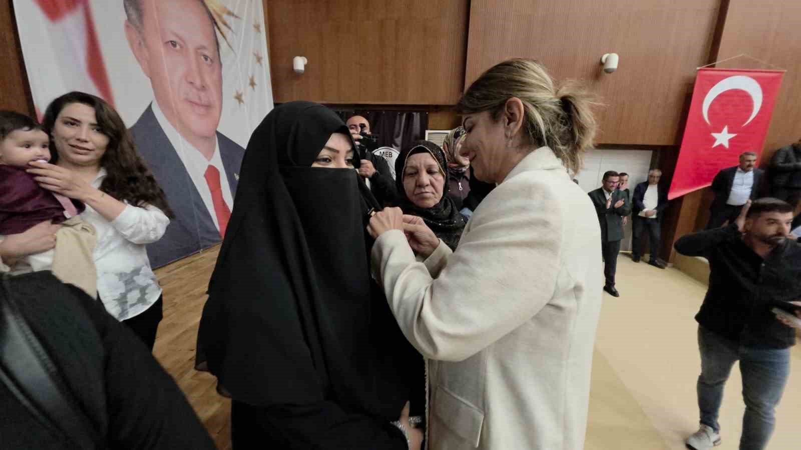 CHP ve YRP&rsquo;den ayrılan 100 kişi AK Parti&rsquo;ye katıldı
