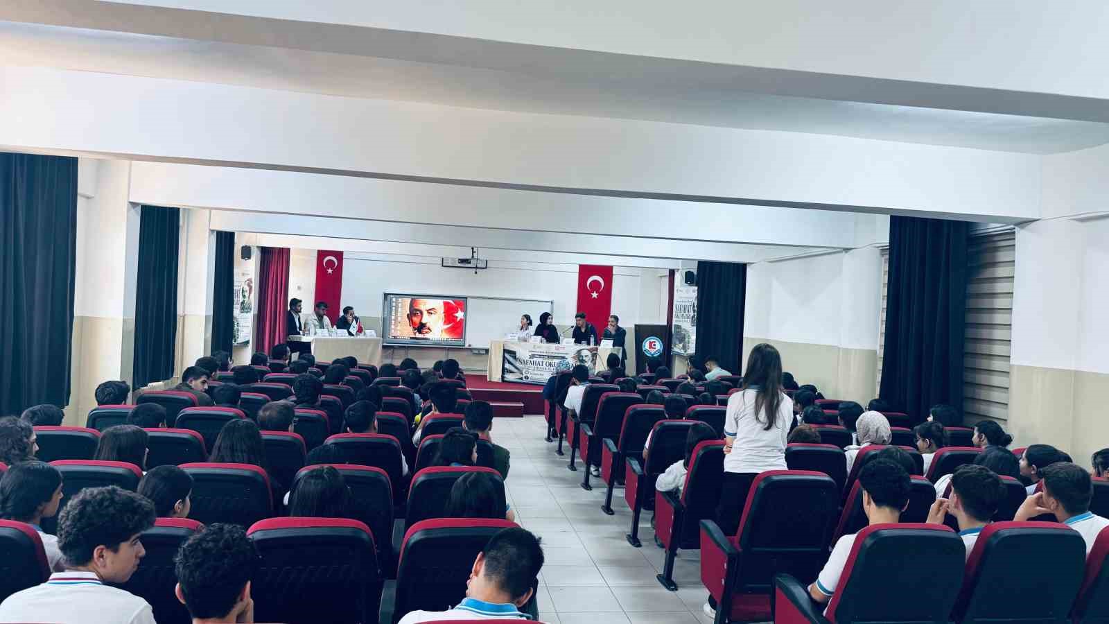Şırnak&rsquo;ta "Safahat" panelinde gen&ccedil;ler Akif&rsquo;in fikir d&uuml;nyası ele alındı
