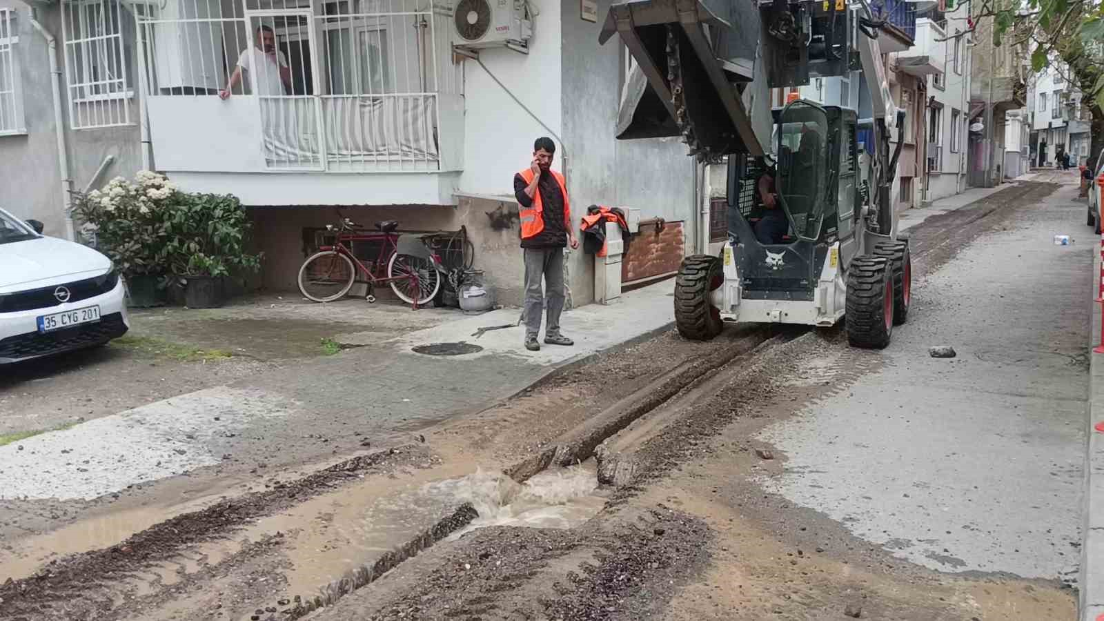 Altyapı &ccedil;alışmasında ana su hattı patladı

