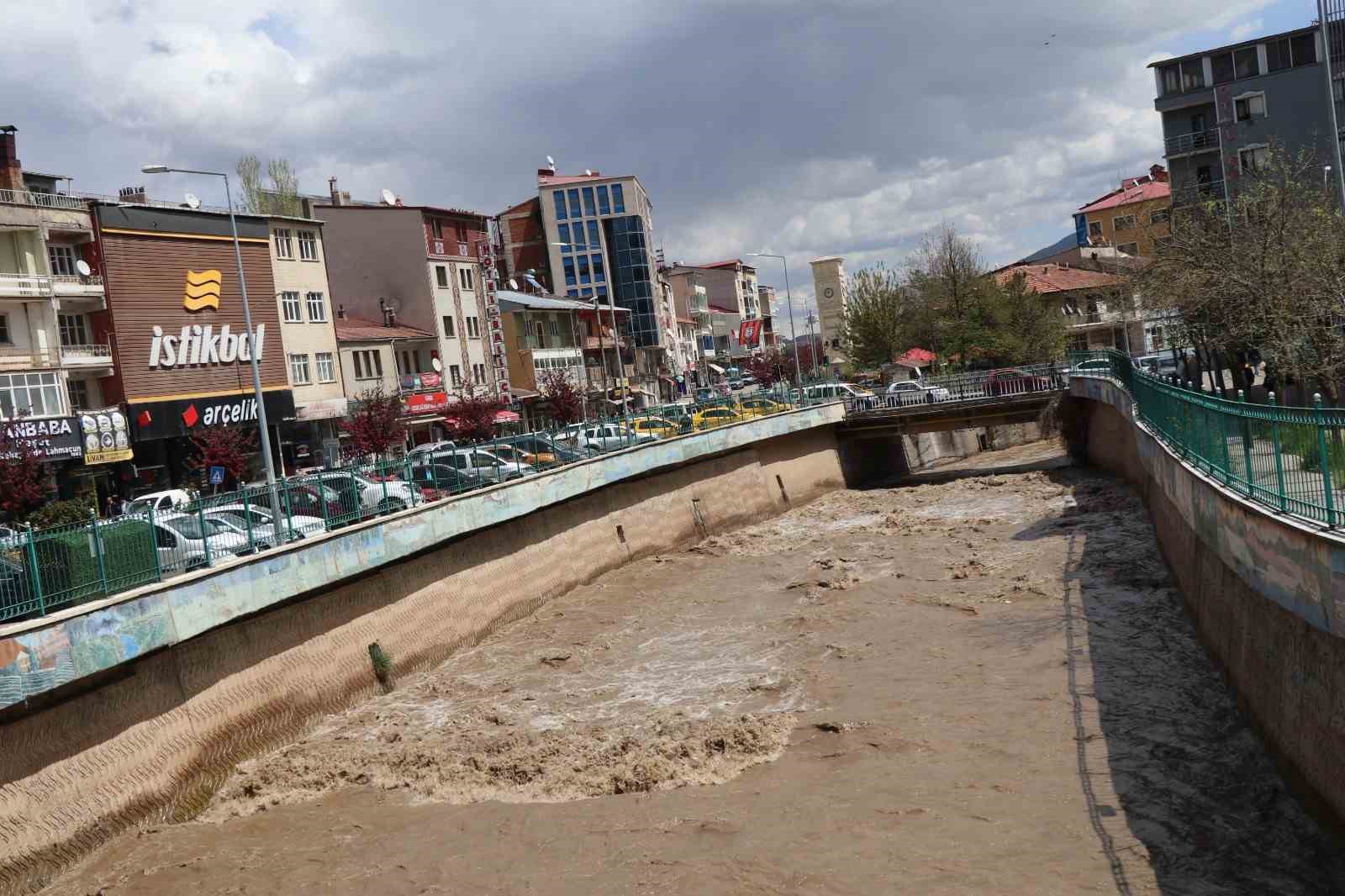 Oltu &ccedil;ayı debisi y&uuml;kseliyor
