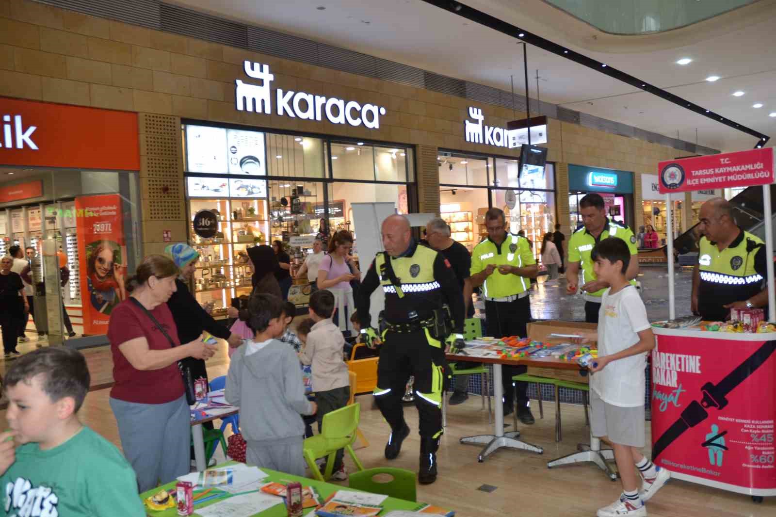 Polis, &ccedil;ocukları motosiklete bindirip &ccedil;eşitli hediyeler dağıttı
