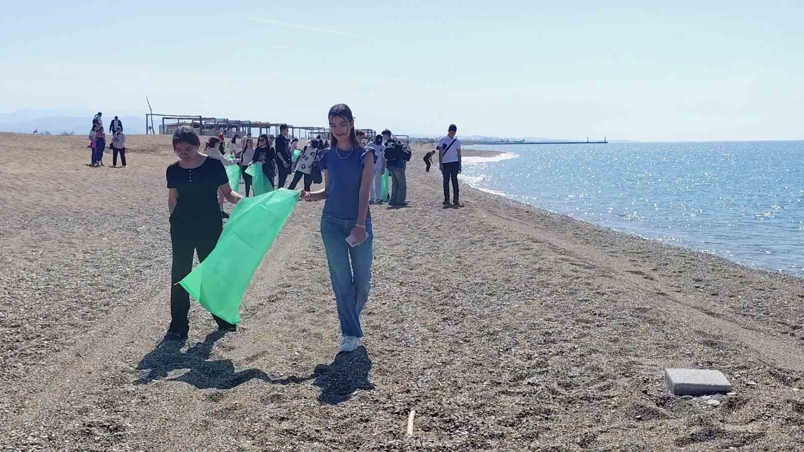 Erasmus ile Manavgat&rsquo;a gelen &ouml;ğrenci ve &ouml;ğretmelerden temizlik etkinliği
