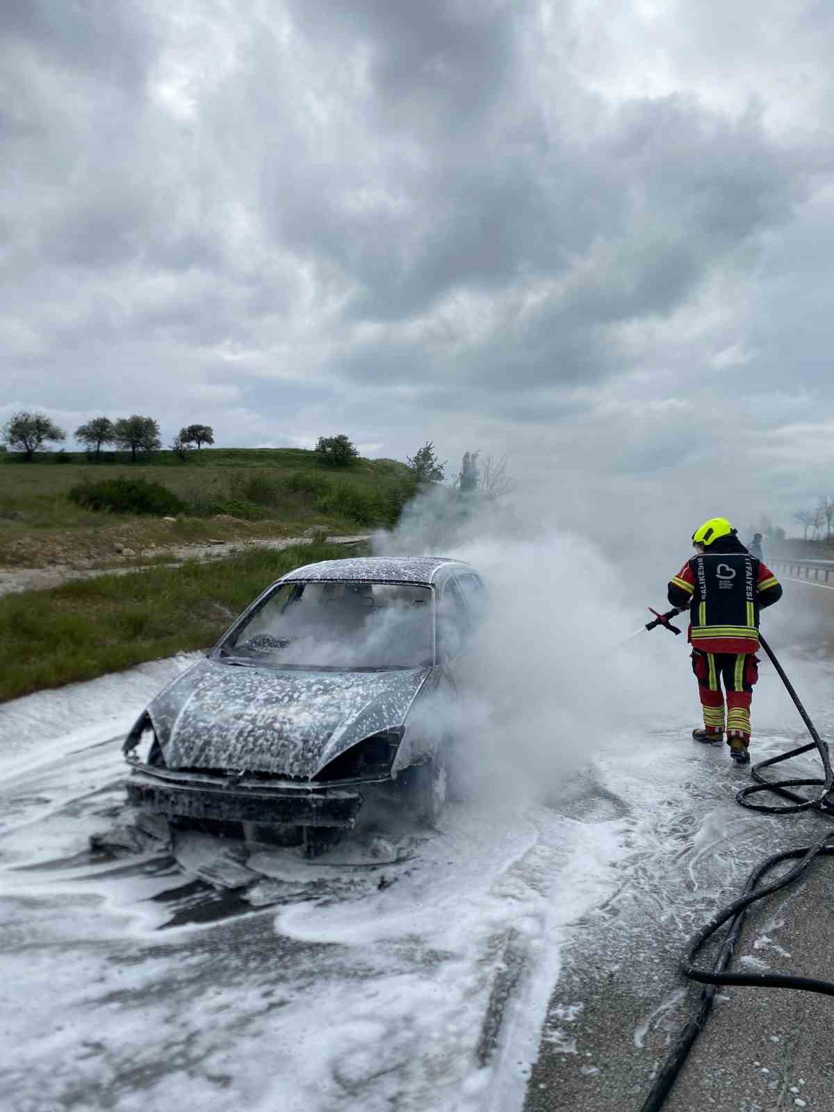 Yanan araca itfaiye m&uuml;dahale etti
