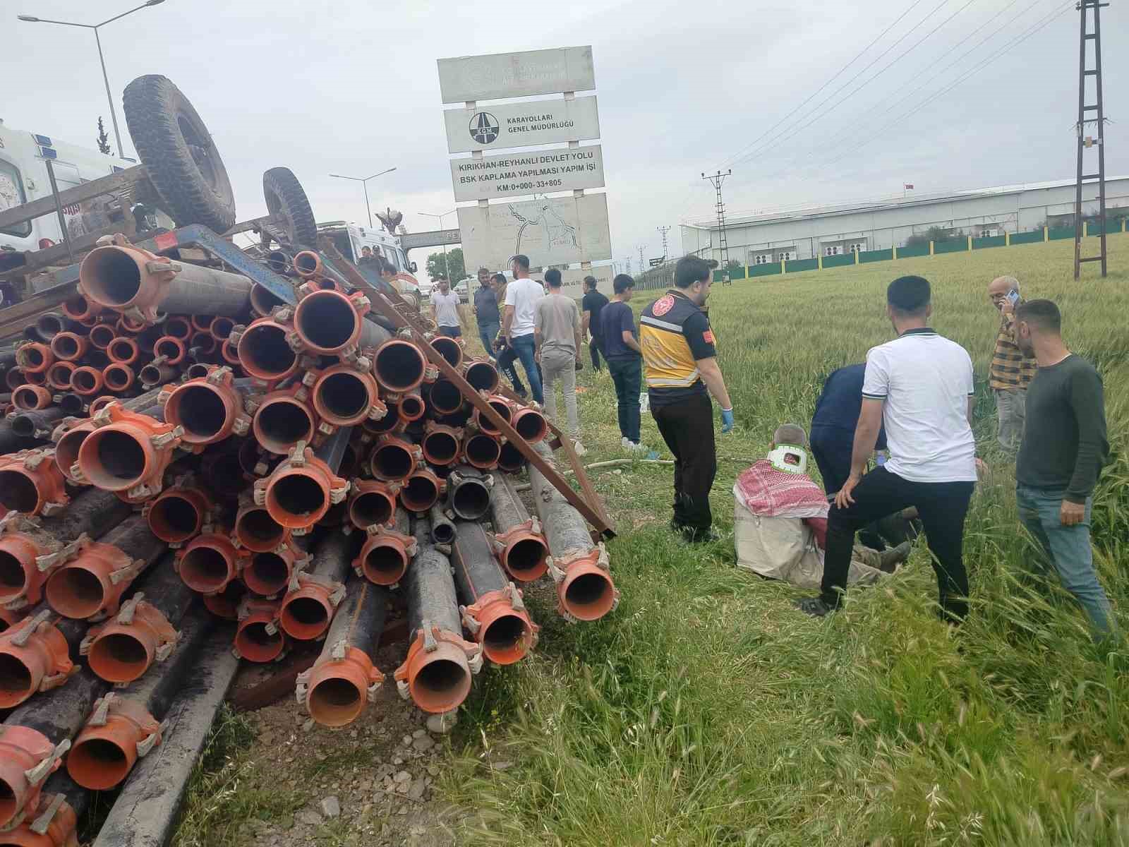 R&ouml;mork devrildi, 4 kişi tarlaya u&ccedil;tu
