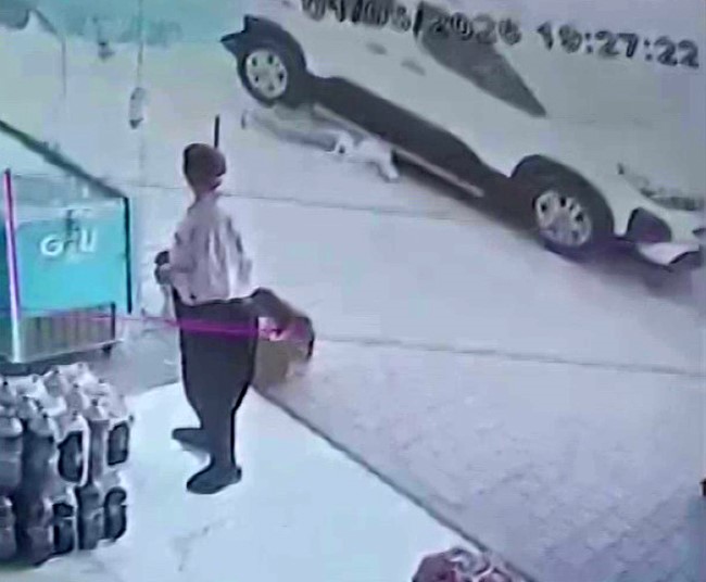Adana&rsquo;da faciadan d&ouml;n&uuml;ld&uuml;: Park halindeki aracın altına giren &ccedil;ocuk son anda kurtarıldı
