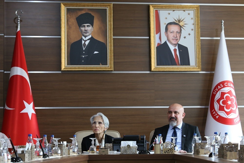 Yazar M&uuml;jgan &Uuml;&ccedil;er, k&uuml;t&uuml;phanesini &uuml;niversite &ouml;ğrencilerine bağışladı
