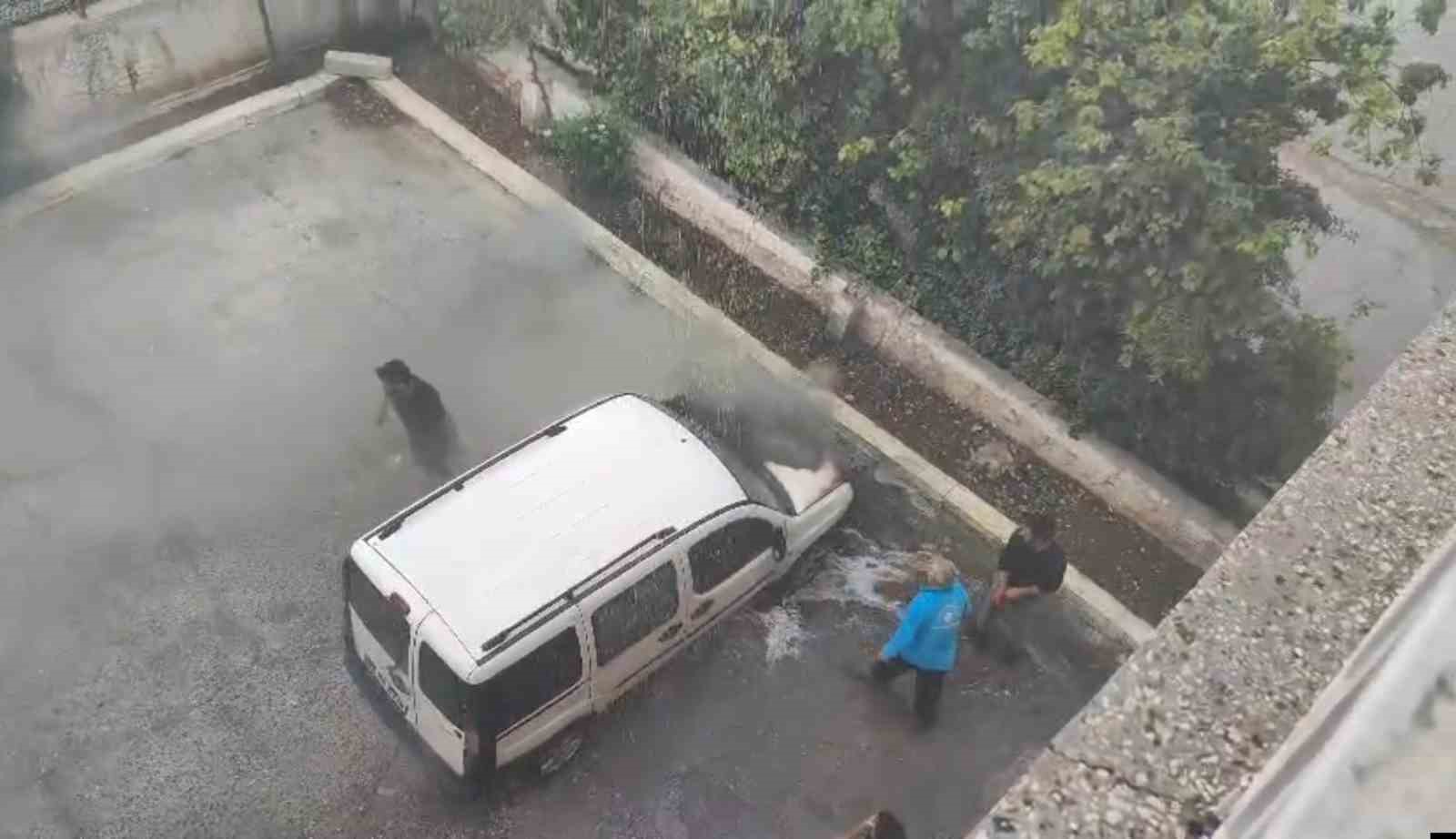 Park halinde alev alan aracı yaşlı kadın balkondan s&ouml;nd&uuml;rmeye &ccedil;alıştı
