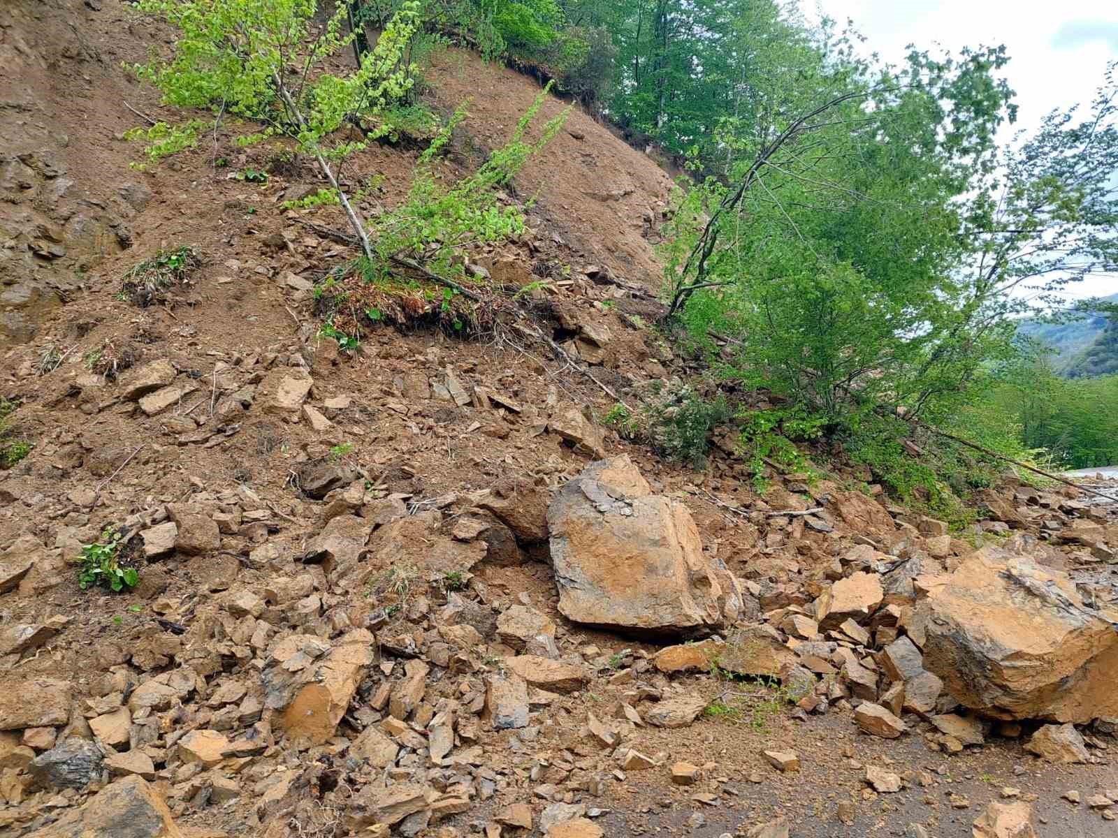 Kastamonu&rsquo;da heyelan sebebiyle 5 k&ouml;ye ulaşım sağlanan yol kapandı
