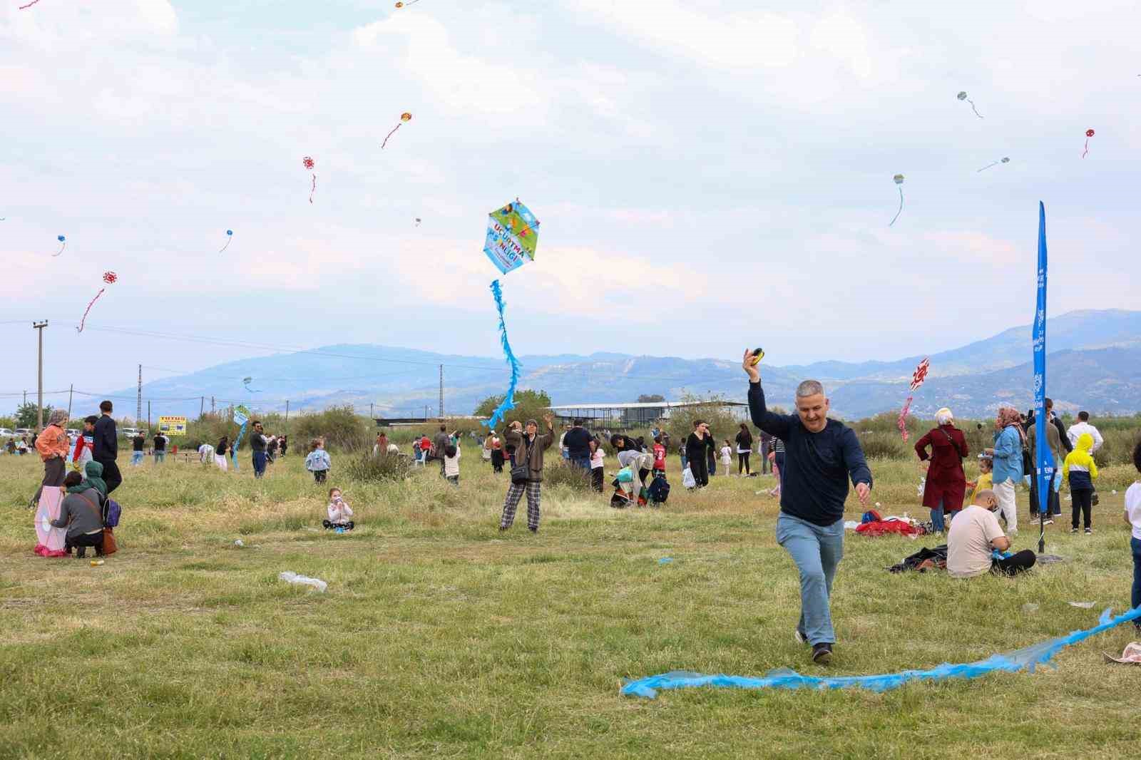 Aydın’da uçurtmalar gökyüzünü renklendirdi