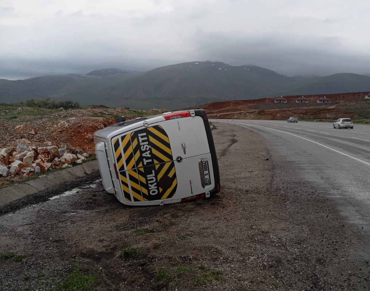 Taziyeye gidenleri taşıyan minib&uuml;s devrildi: 11 yaralı
