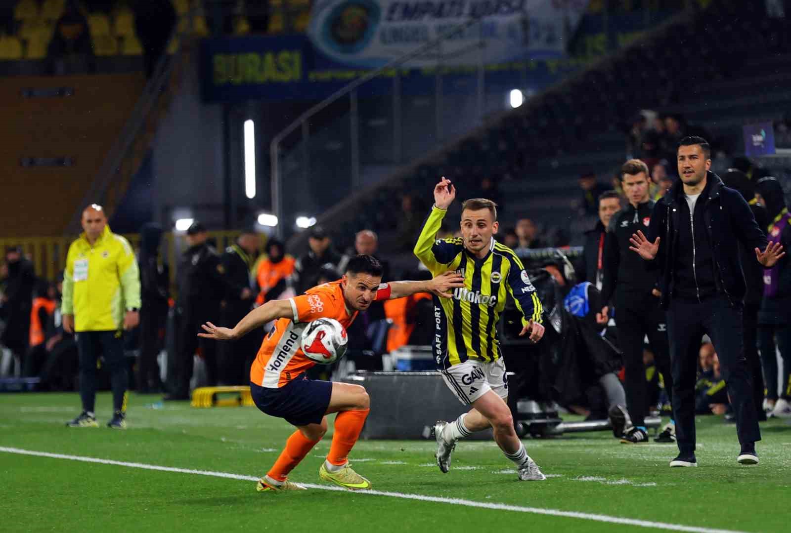 Trendyol S&uuml;per Lig: Fenerbah&ccedil;e: 1 - RAMS Başakşehir: 1 (İlk yarı)
