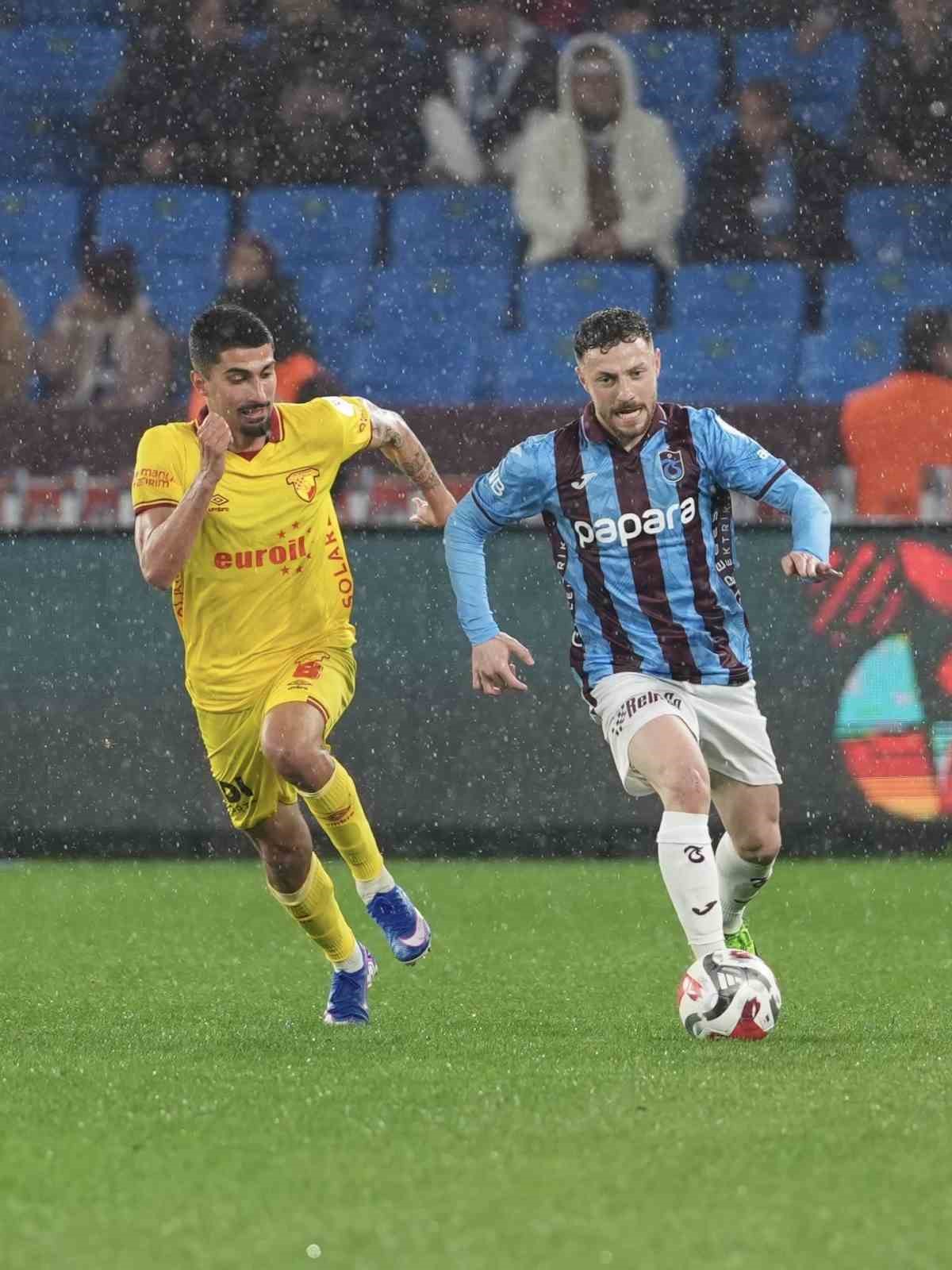 Trendyol S&uuml;per Lig: Trabzonspor: 0 - G&ouml;ztepe: 1 (İlk yarı)
