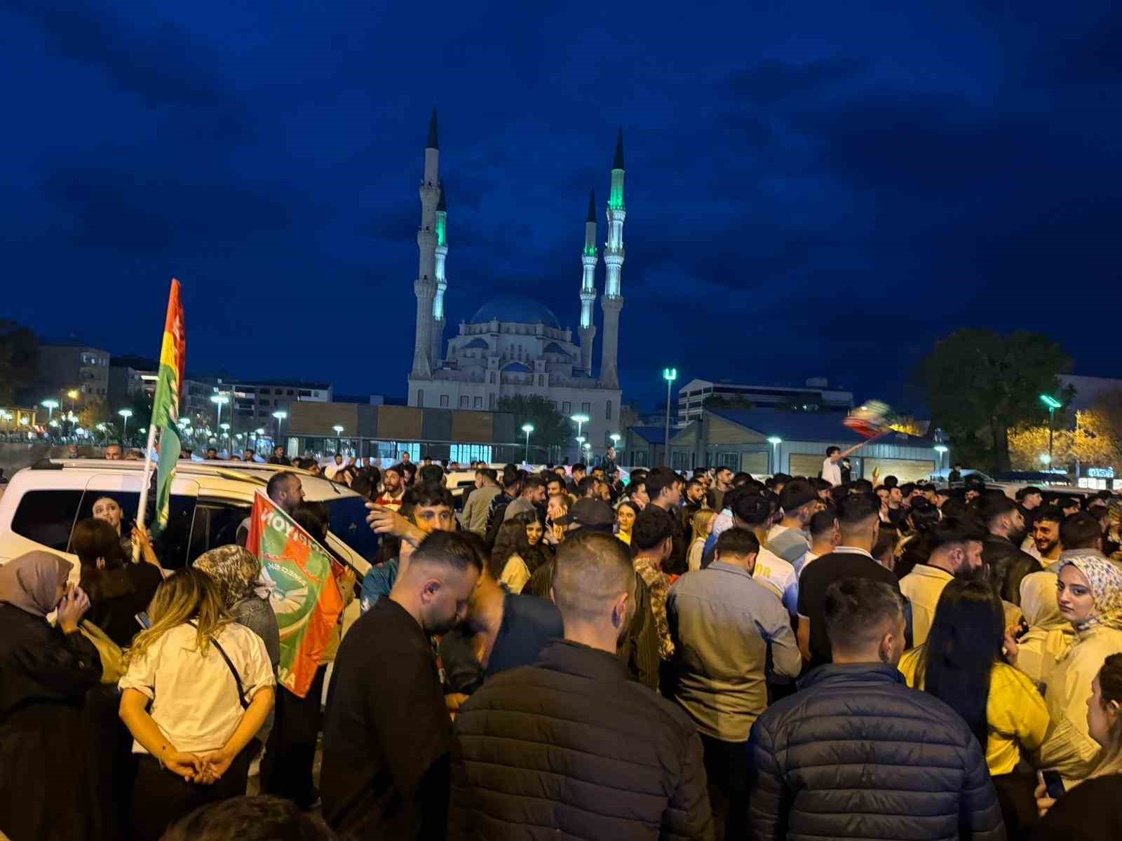 Iğdır sokaklarında Amed Sportif Faaliyetler taraftarından S&uuml;per Lig sevinci
