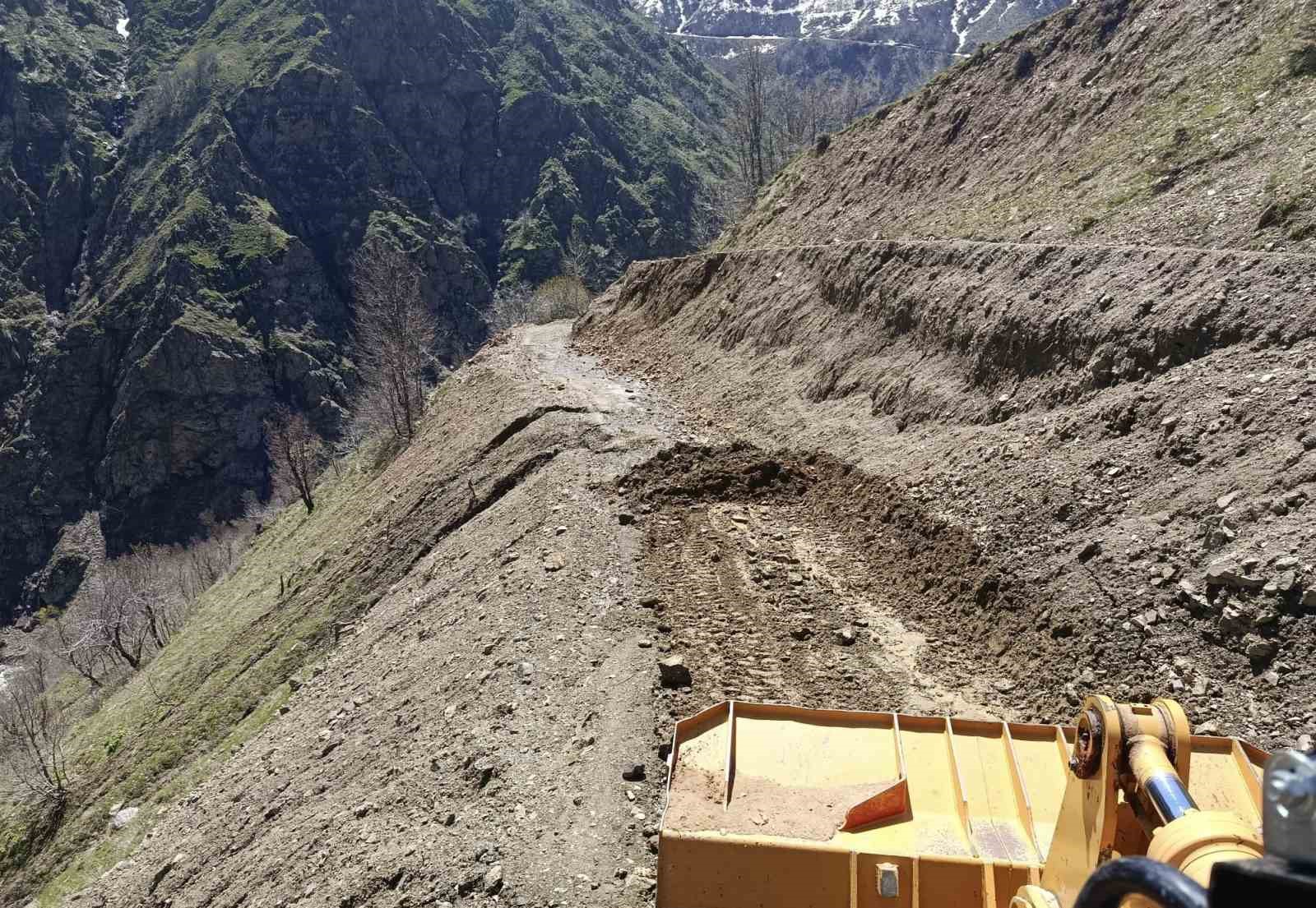 Bingöl’de heyelan sonrası yol açma çalışmaları sürüyor