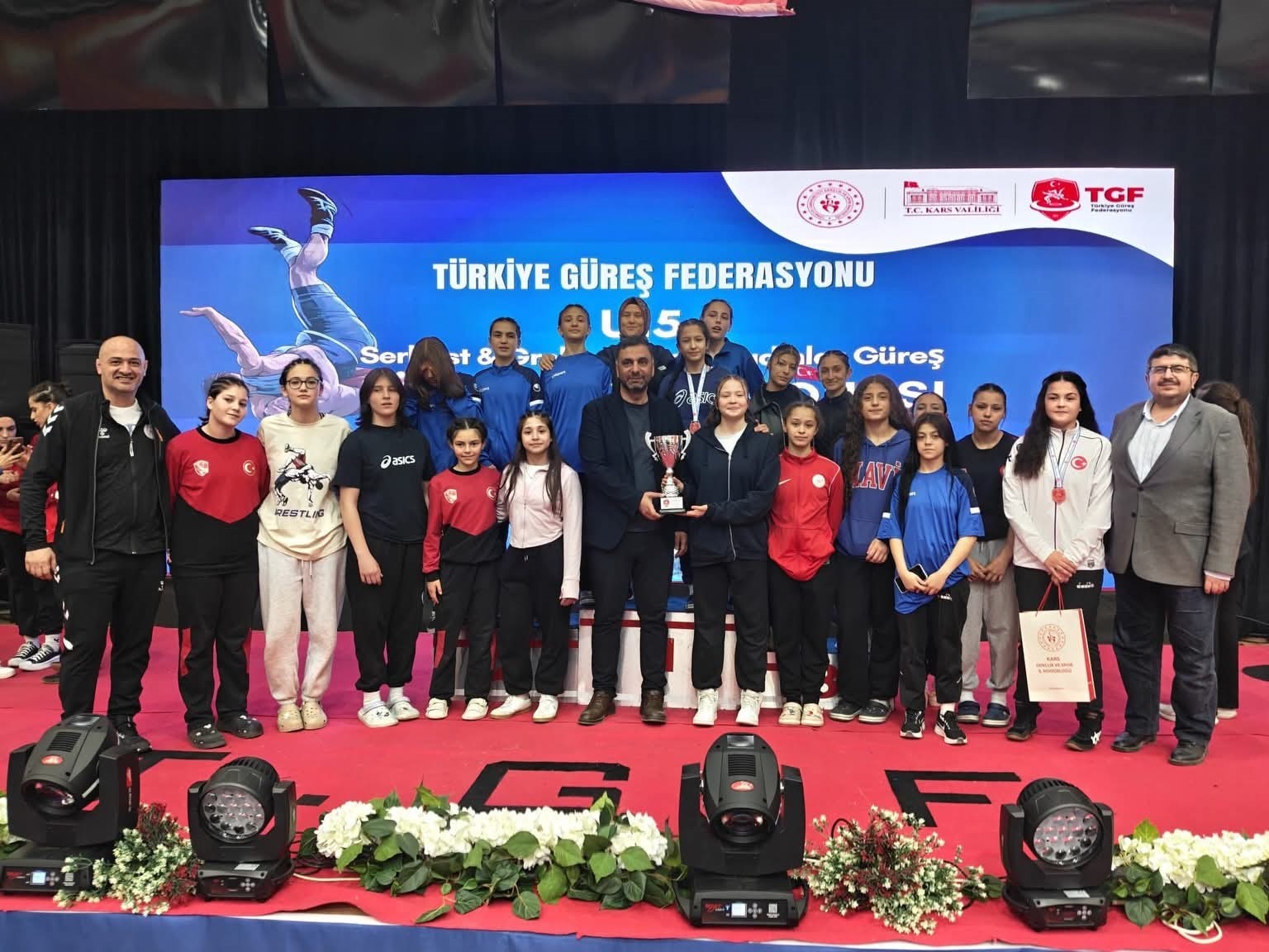 Afyonkarahisar’lı sporcular Kars’taki güreş şampiyonasından madalyalarla döndü