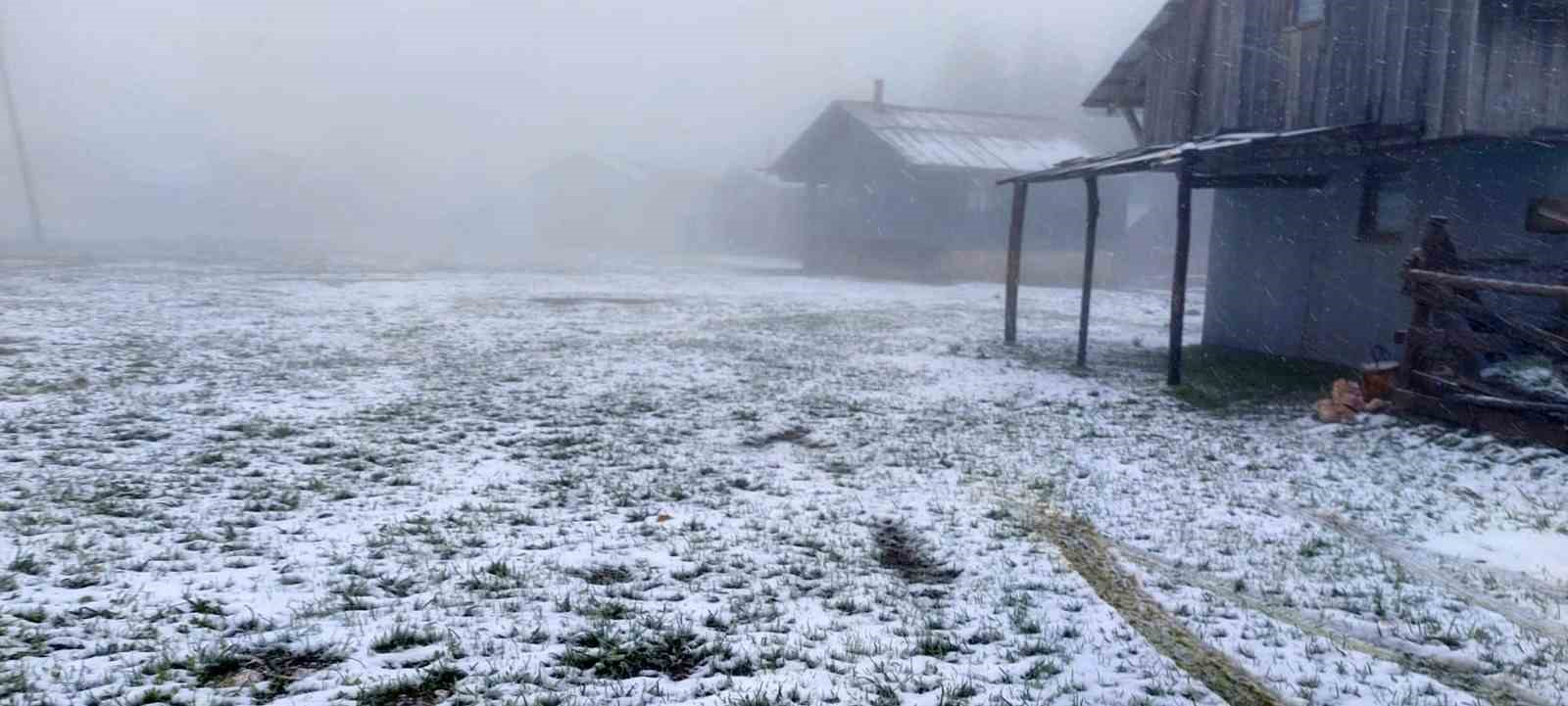 Bahar beklenirken kış geldi, yüksek kesimler beyaz örtüyle kaplandı