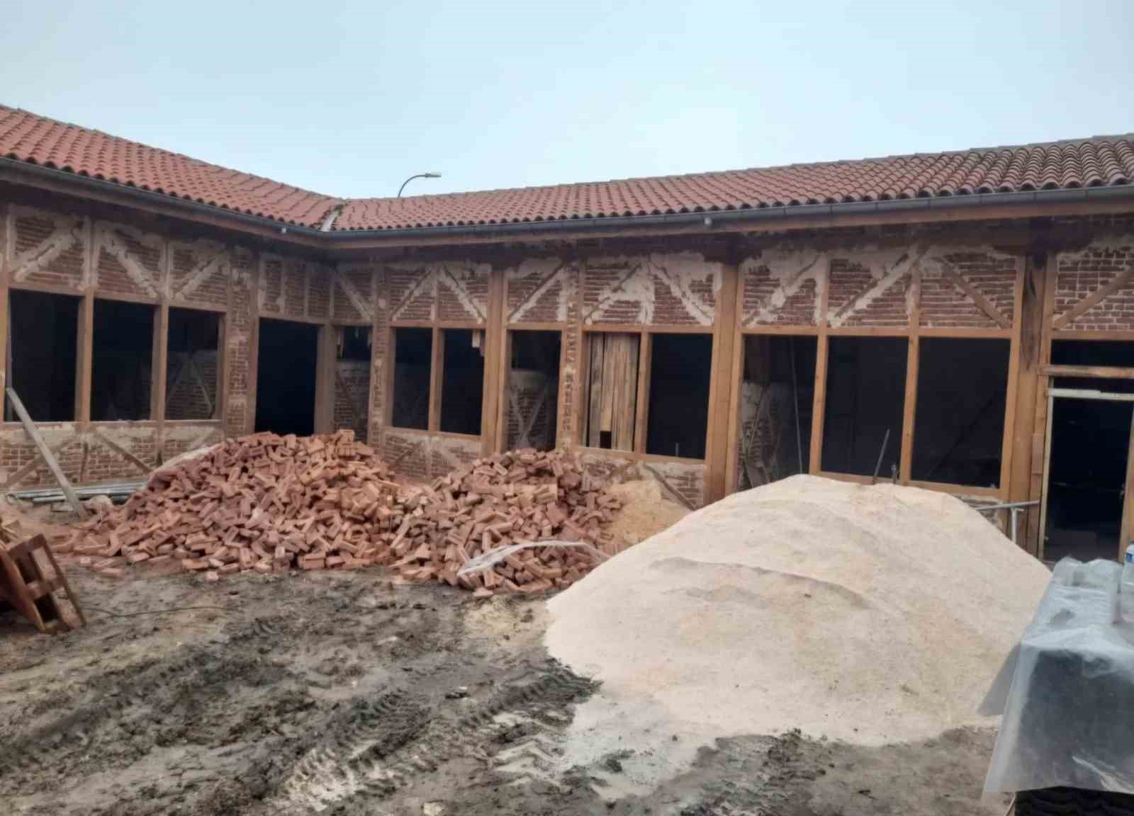 Tarihi Emet Hanı’nda restorasyon çalışmaları sürüyor