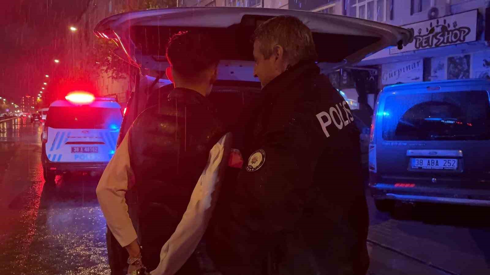 Sokak ortasında t&uuml;fekle dolaşan &ccedil;ocuk, kovalamaca sonucu yakalandı
