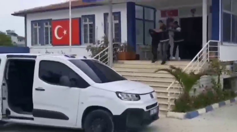Hafif ticari araca 10 g&ouml;&ccedil;men sığdıran insan tacirine 100 bin TL ceza
