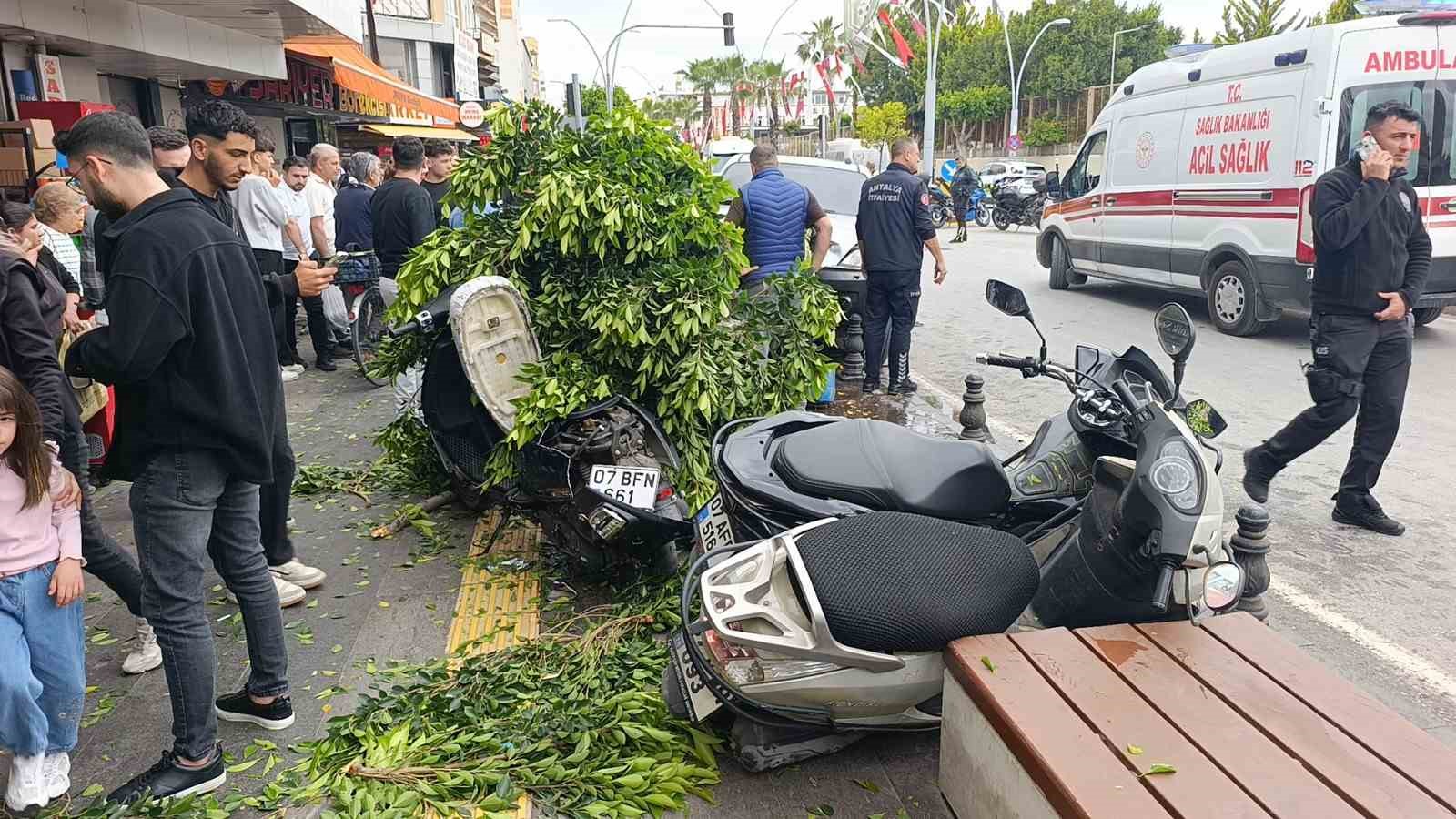 Kırmızı ışık ihlali yapan otomobil ortalığı savaş alanına &ccedil;evirdi: 1&rsquo;i ağır, 4 yaralı
