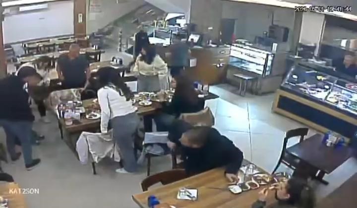 Nefes borusuna yemek ka&ccedil;an k&uuml;&ccedil;&uuml;k kızı restoran &ccedil;alışanı kurtardı
