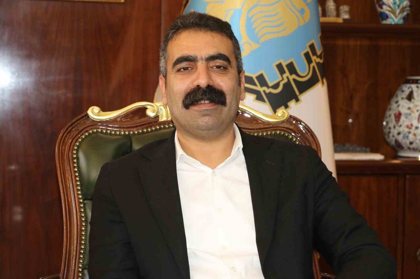 DBB&rsquo;nin d&uuml;zenleyeceği barış paneline CHP&rsquo;li &Ouml;zg&uuml;r &Ouml;zel, MHP&rsquo;li Feti Yıldız da davet edildi

