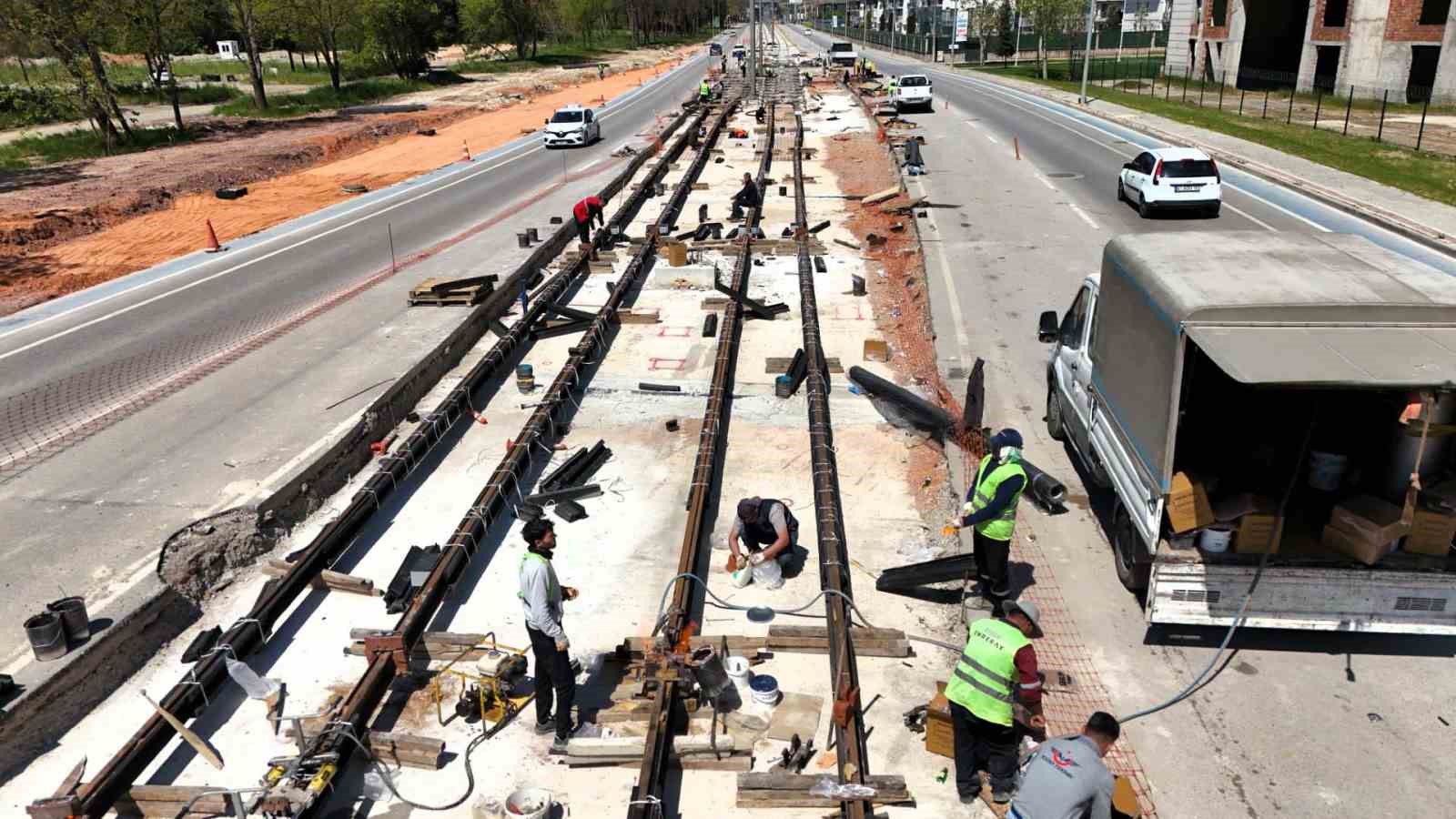 İzmit ve Kartepe&rsquo;yi birbirine bağlayan tramvay hattında raylar birleştirildi

